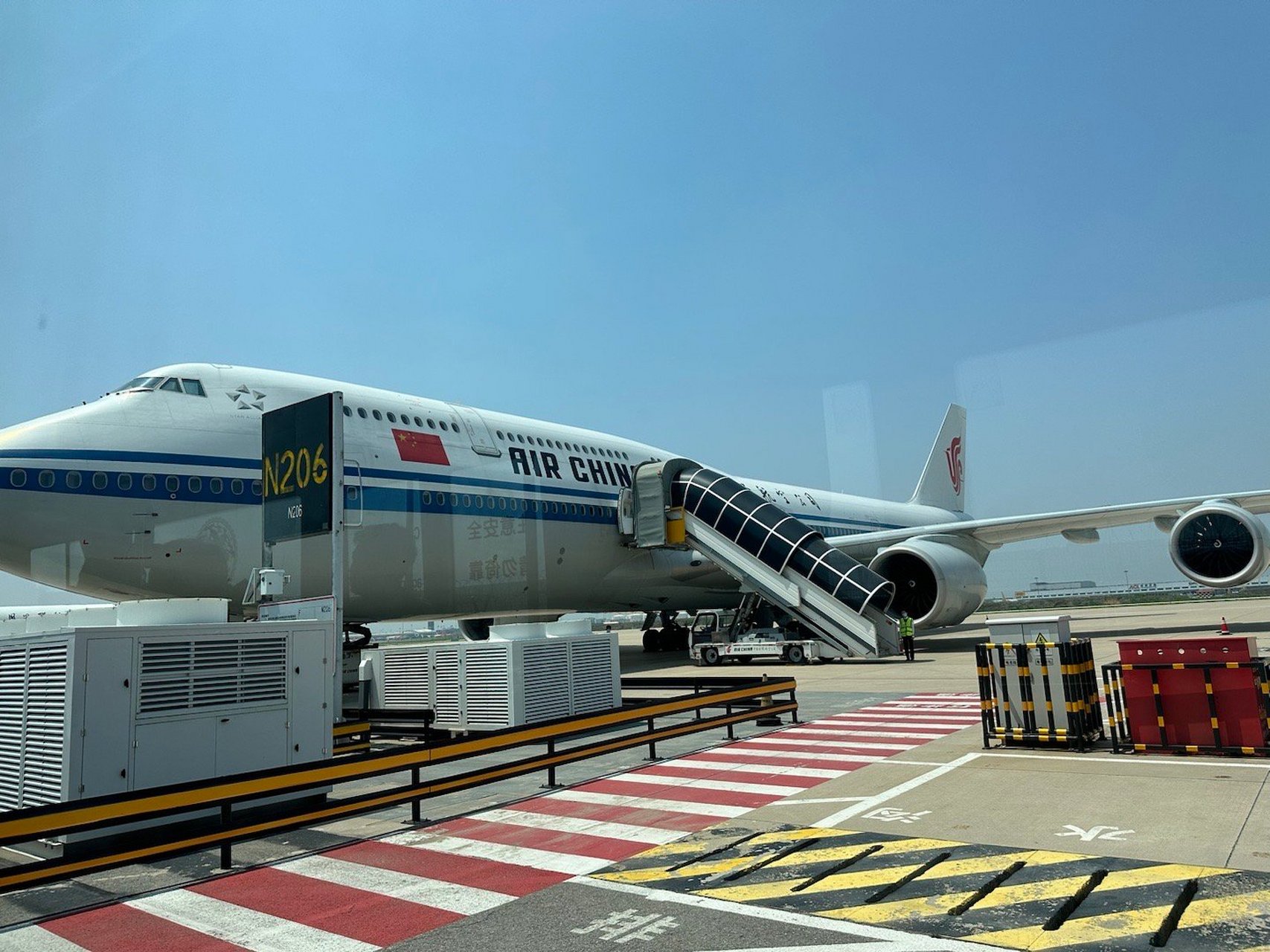 今天去上海,昨晚看还是老b-2472飞,结果今早换飞机了,换成新的-8.