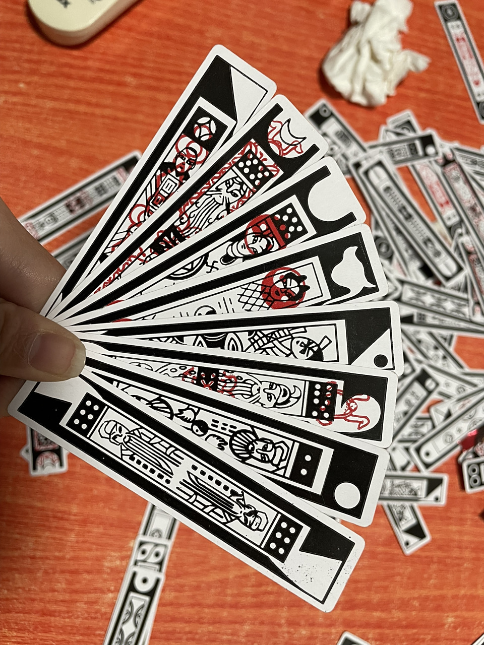 南通人一直都不认识南通的纸牌 说是和麻将一样,但感觉这个牌上的图案