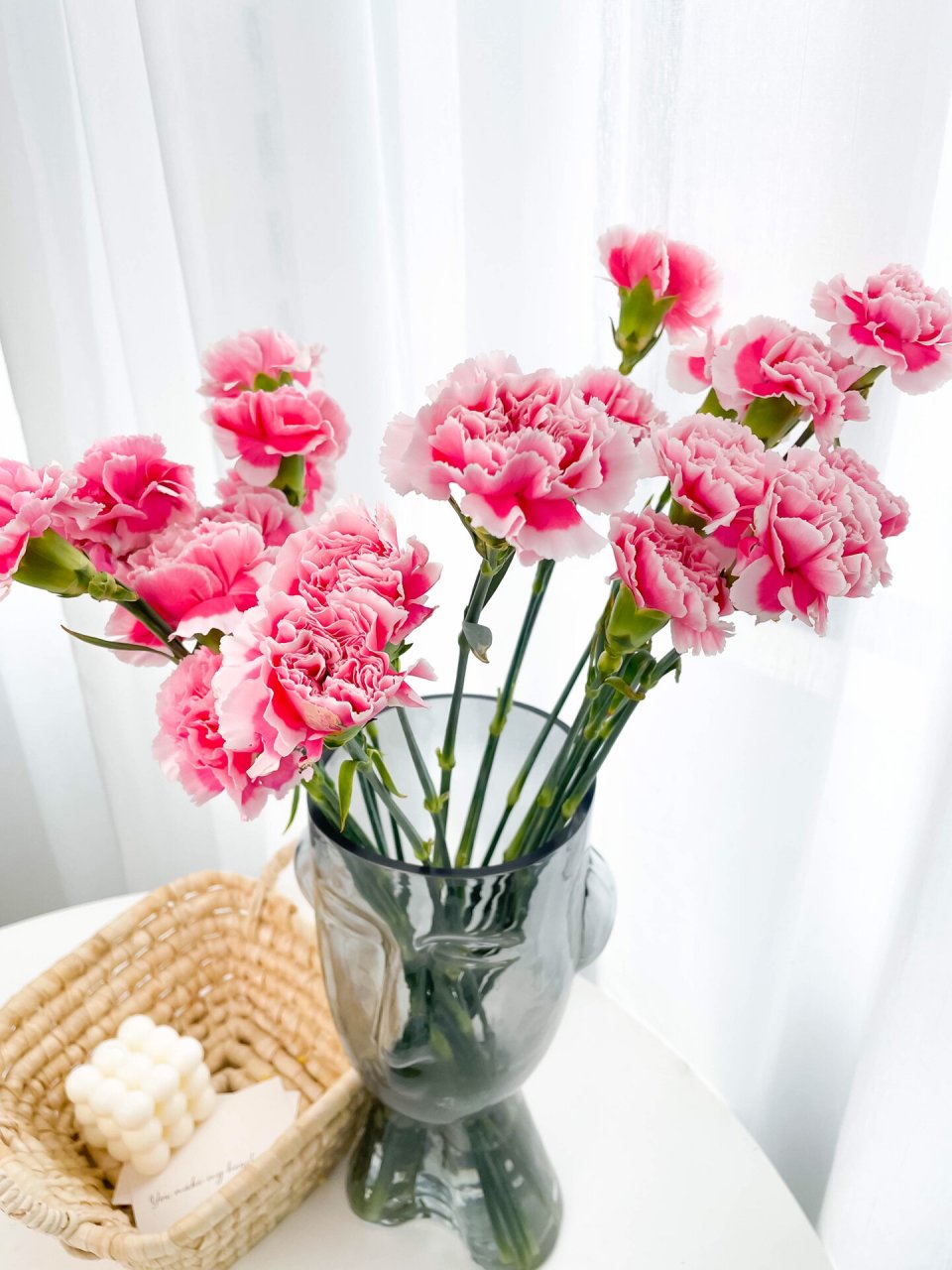 鲜切花康乃馨也是很受花友喜欢的一个品种,正常的鲜切花康乃馨花期是