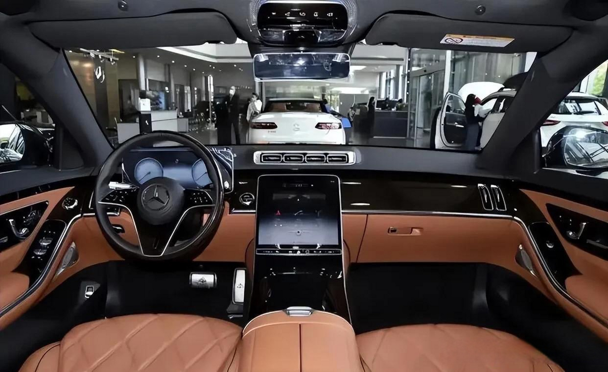 奔驰迈巴赫s900  主要表现的是性能和舒适度,这款车型目前裸车约1500