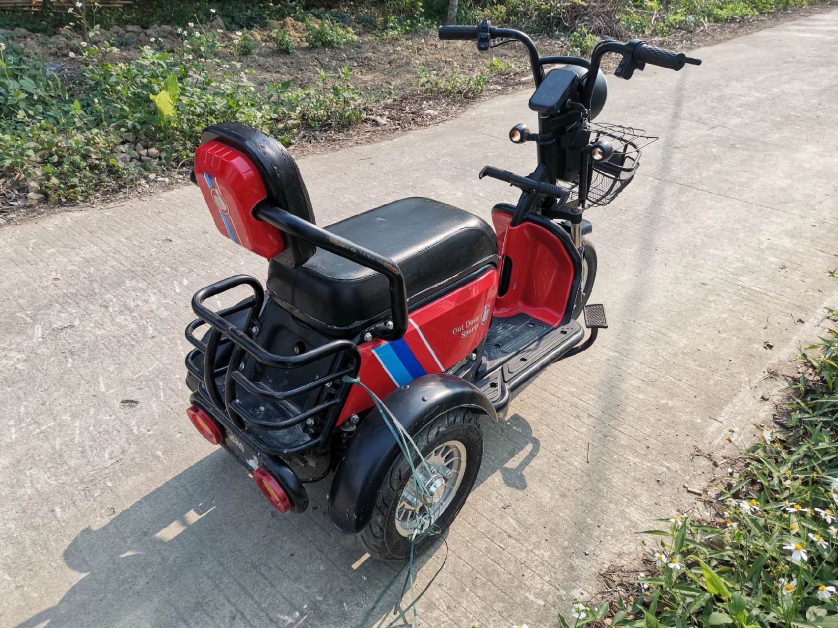 老头乐电三轮车,有高中低档,有倒车档,有防盗器,车况非常漂亮