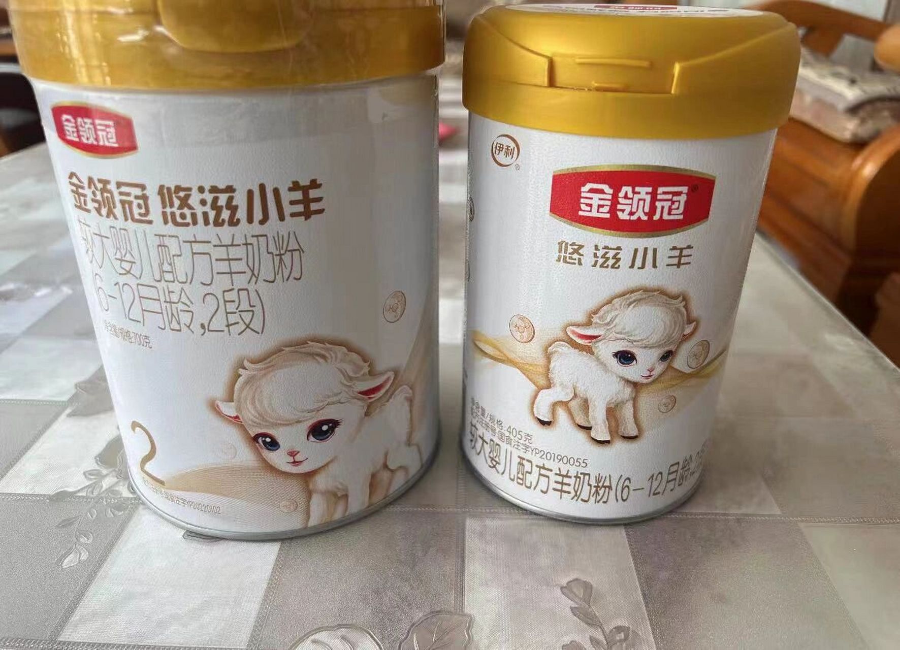 我家宝目前喝的是黄盖的悠滋小羊2段,小桶很优惠,想喝完这几桶换3