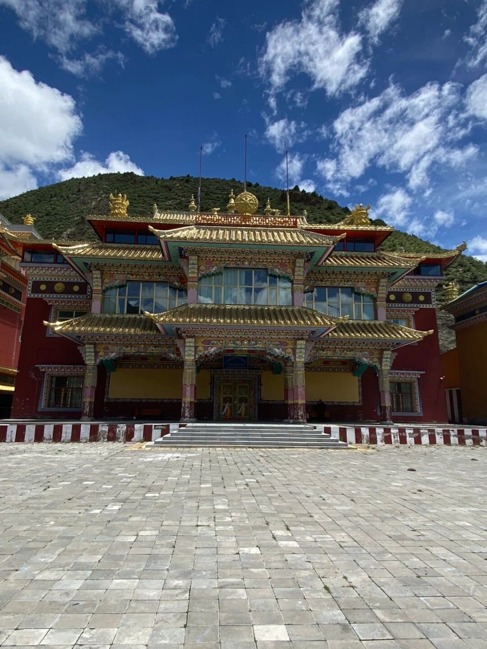玉树禅古寺 青海省玉树市禅古寺:得名于寺院附近的一块花色磐石.