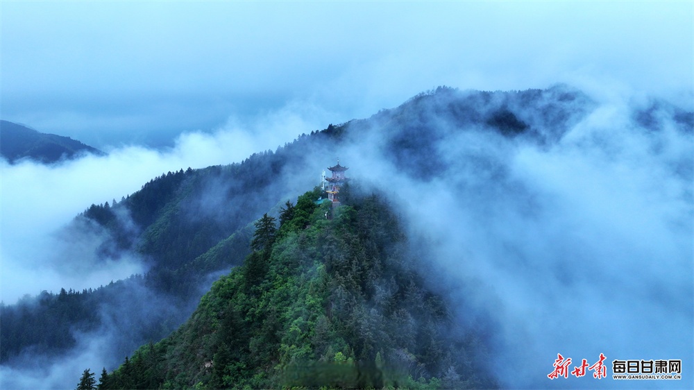 青黛色的山峦在薄雾中若隐若现,宛如水墨长卷徐徐展开,勾勒出一幅动静