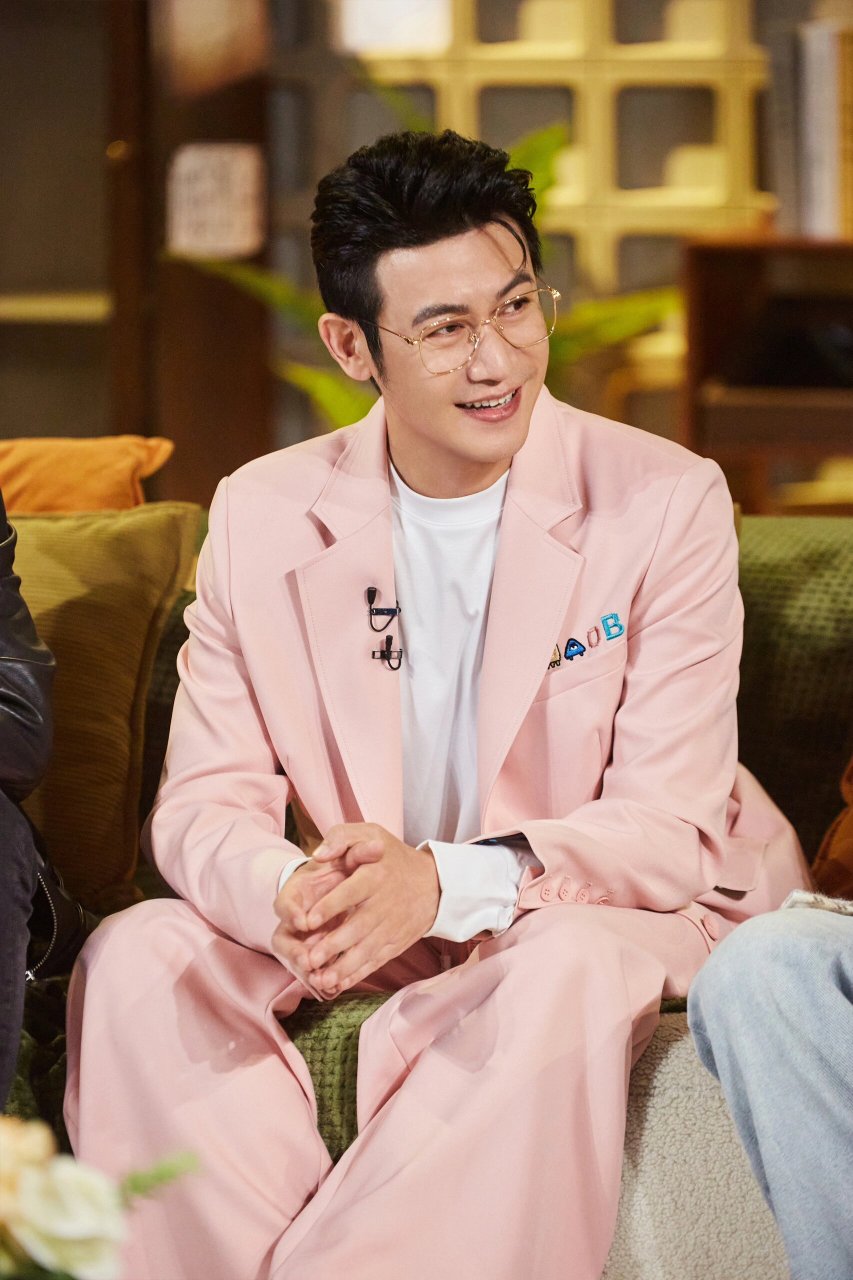 99星朋友|陆毅 雅痞大叔的温柔粉色西装套装,秋日里的一抹暖意