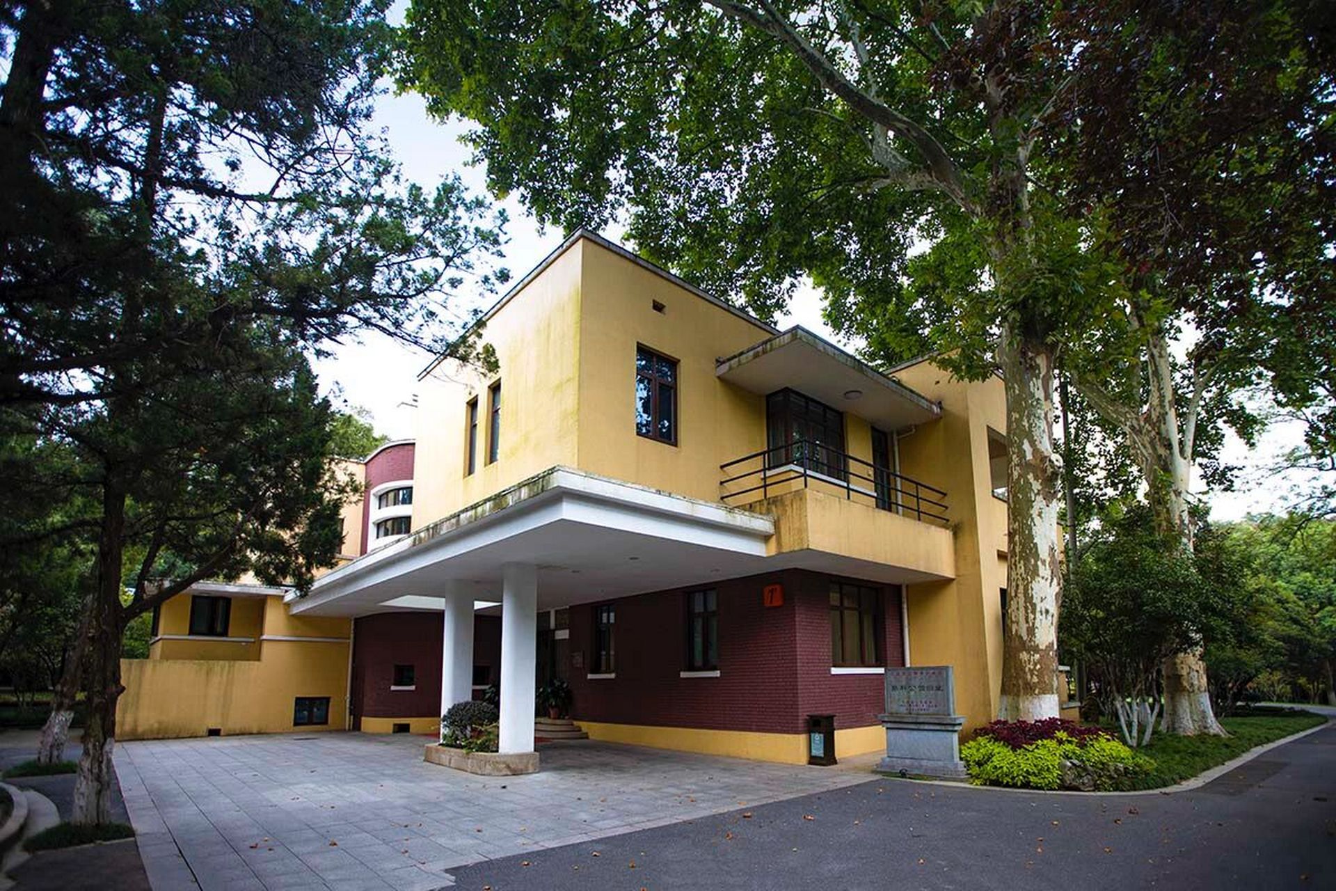 中山陵8号孙科公馆 位于南京东郊中山陵8号的孙科公馆,又称延辉馆