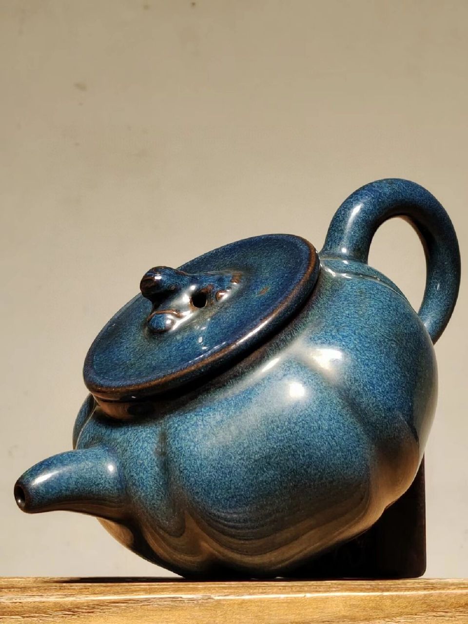 (葛明祥制)挂釉紫砂壶 (葛明祥制)挂釉紫砂壶 器型工整 出水流畅 品相