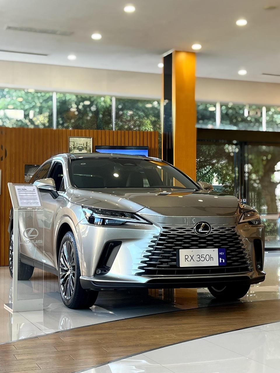 雷克萨斯rx350h.钛银色真的很高级.