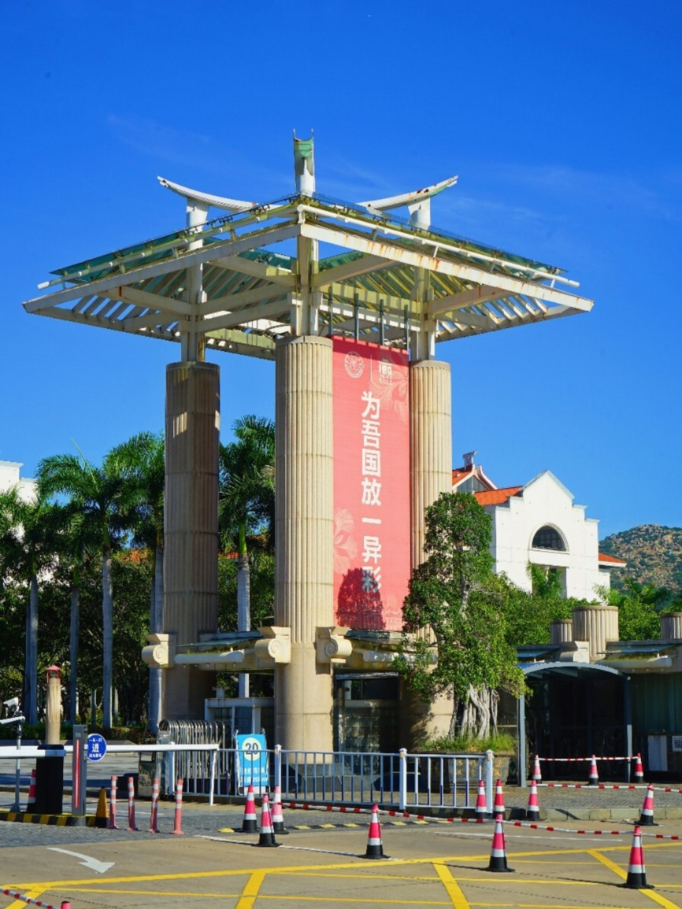 厦门大学嘉庚学院 厦门大学嘉庚学院位于厦门大学漳州校区,与厦门大学