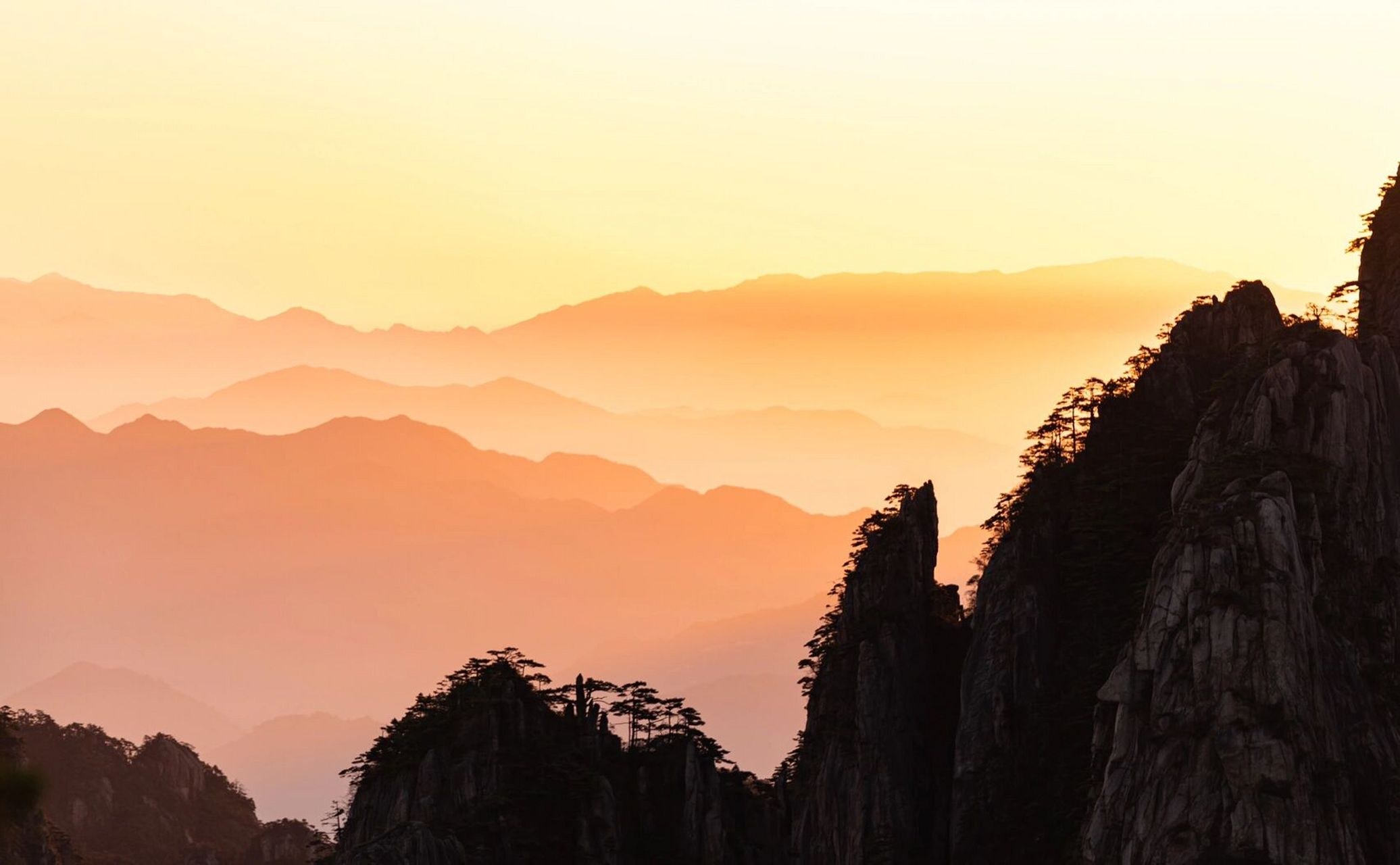 黄山的朝霞 拍摄于黄山,日出前的朝霞,前景山峦的剪影配合远景粉色的
