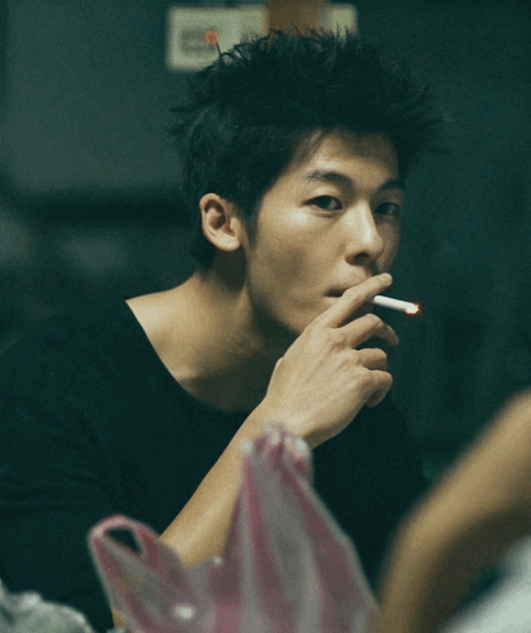 理论上讨厌所有抽烟的男的但如果是许光汉的话可以原谅一下  #许光汉