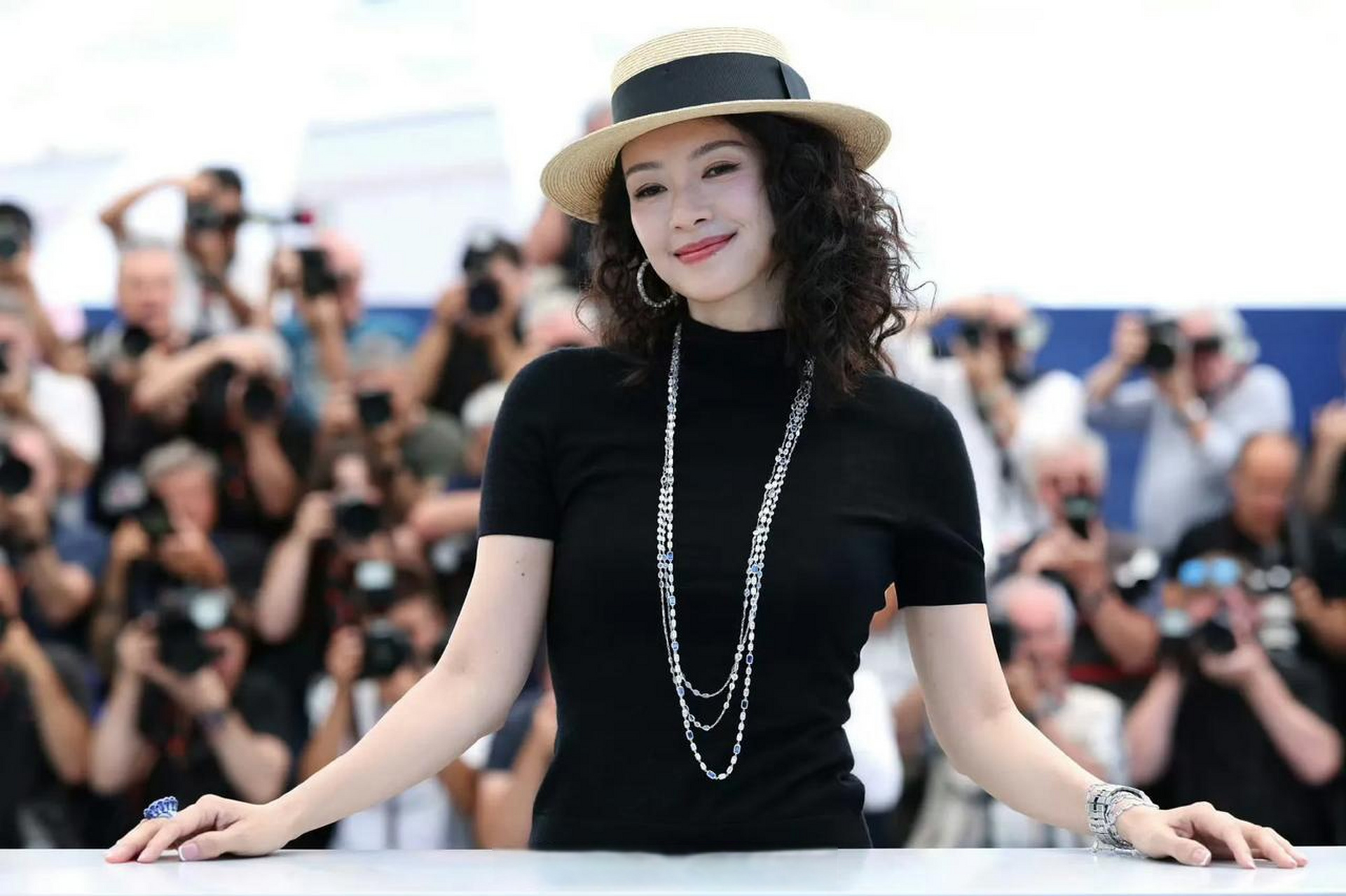 章子怡戛纳图很美,真的是顶级骨相啊,深红口红透着一股杀气,有种甄嬛