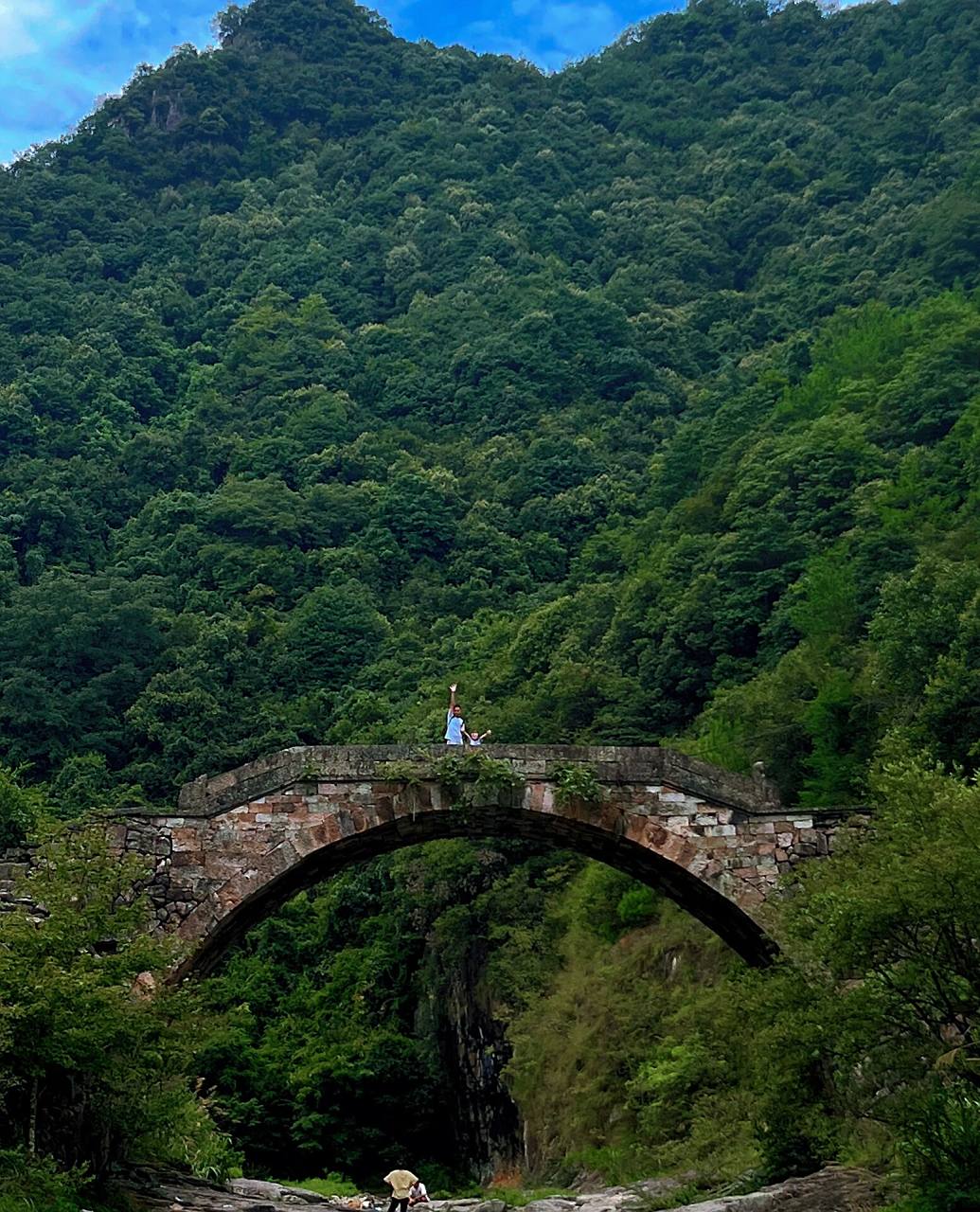 浙江省绍兴市新昌县有一条古道,从镜岭镇溪西村经小泉溪村,安山村