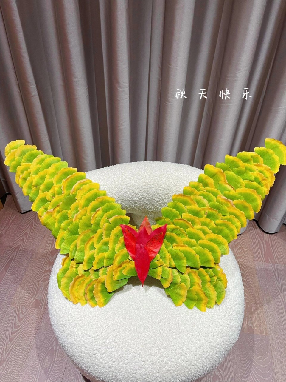 幼儿园树叶时装秀 耗时三小时,用银杏叶制做了绝美的翅膀和魔法棒