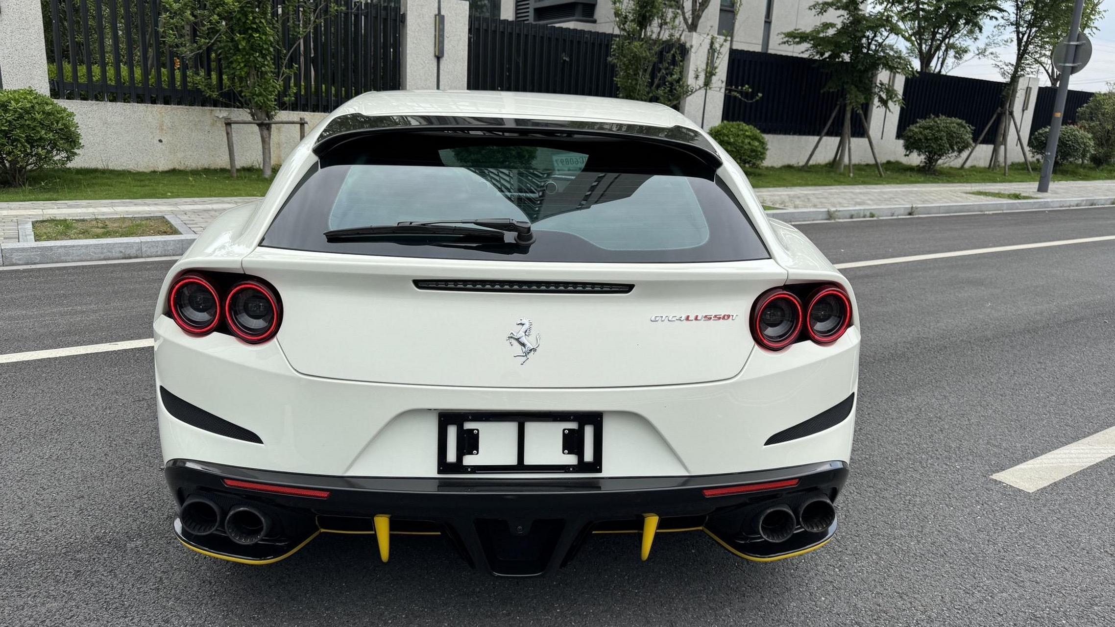 追不到的女孩就交给ta吧.19年10月,法拉利gt4lusso,地表最帅猎装,绝版