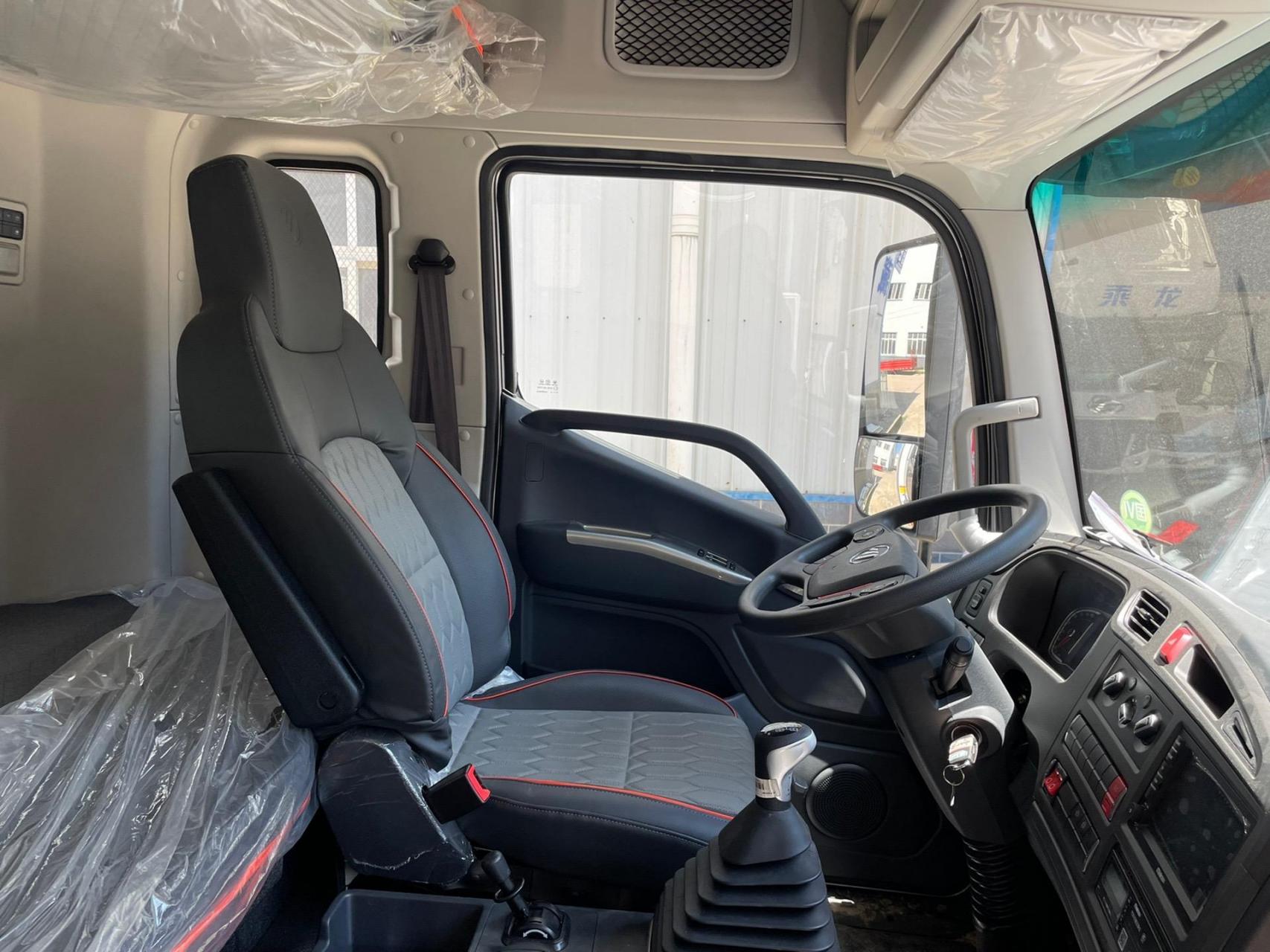 7米8小三轴冷藏车福田欧曼行星.