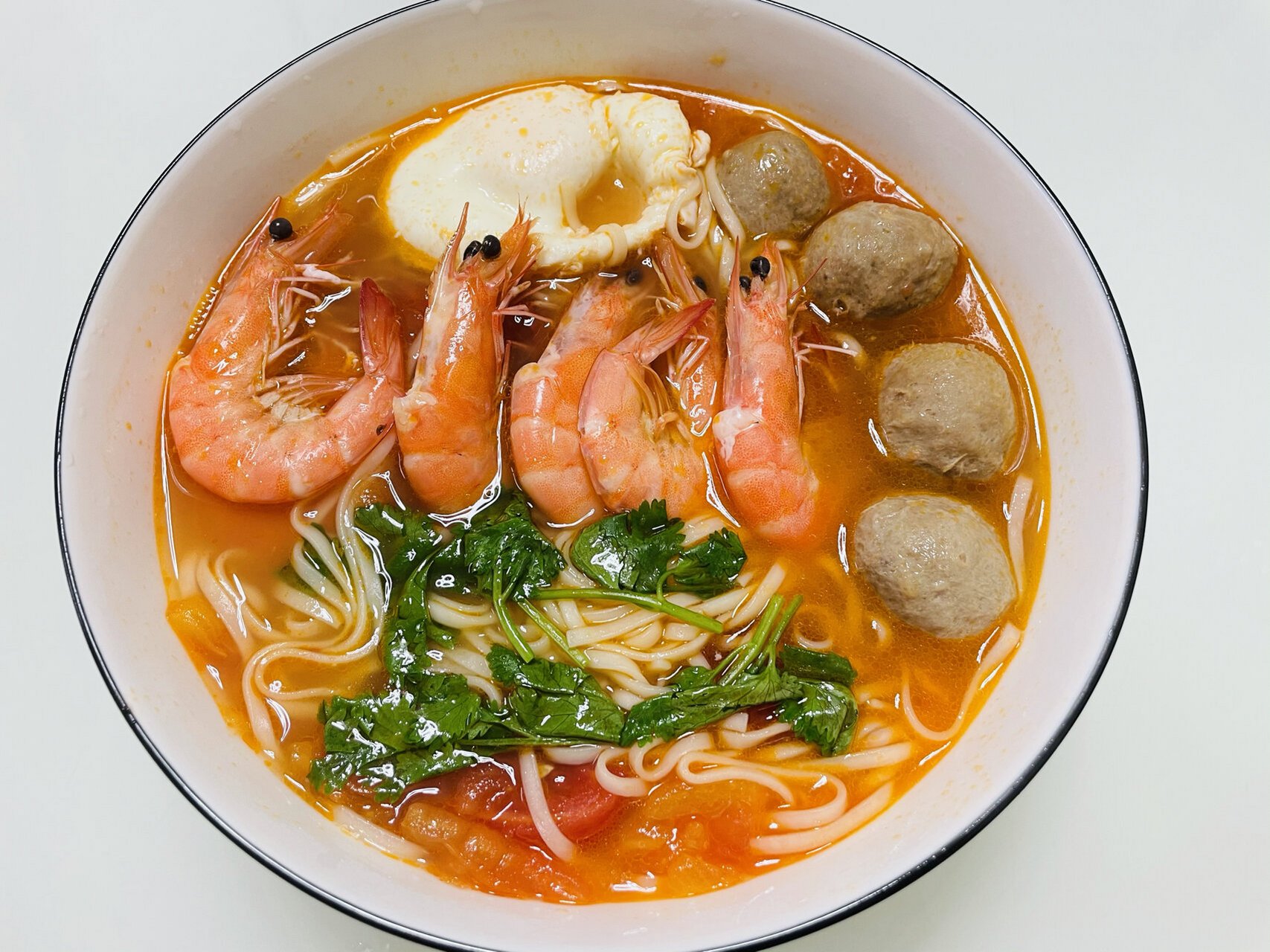 最简单的生日面长寿面早餐面好吃到汤喝光 准备:1小把面条,6个鲜虾,4