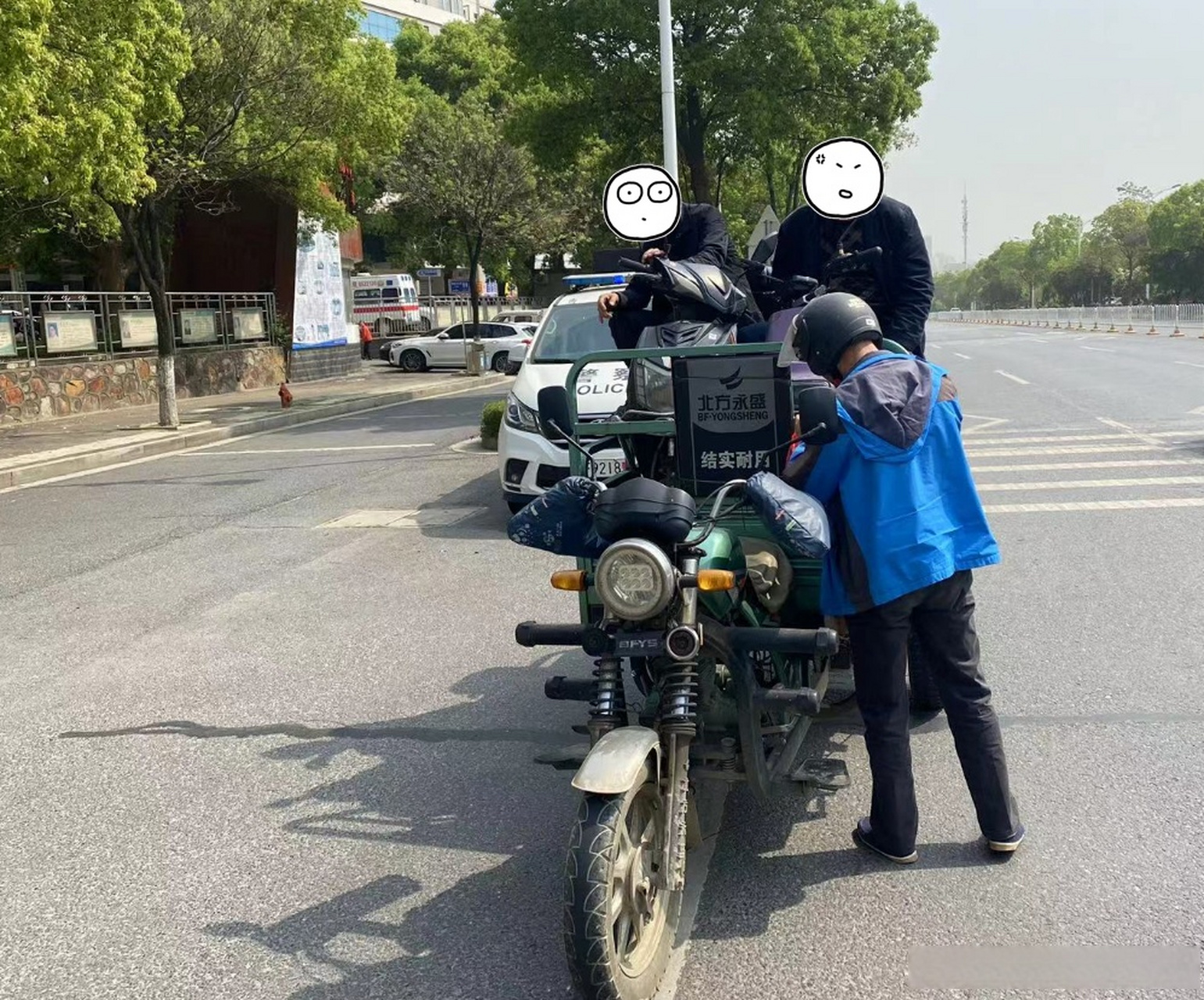 三轮摩托车"套娃"式载人】4月12日,岳阳交警城陵矶大队冷水铺中队民警