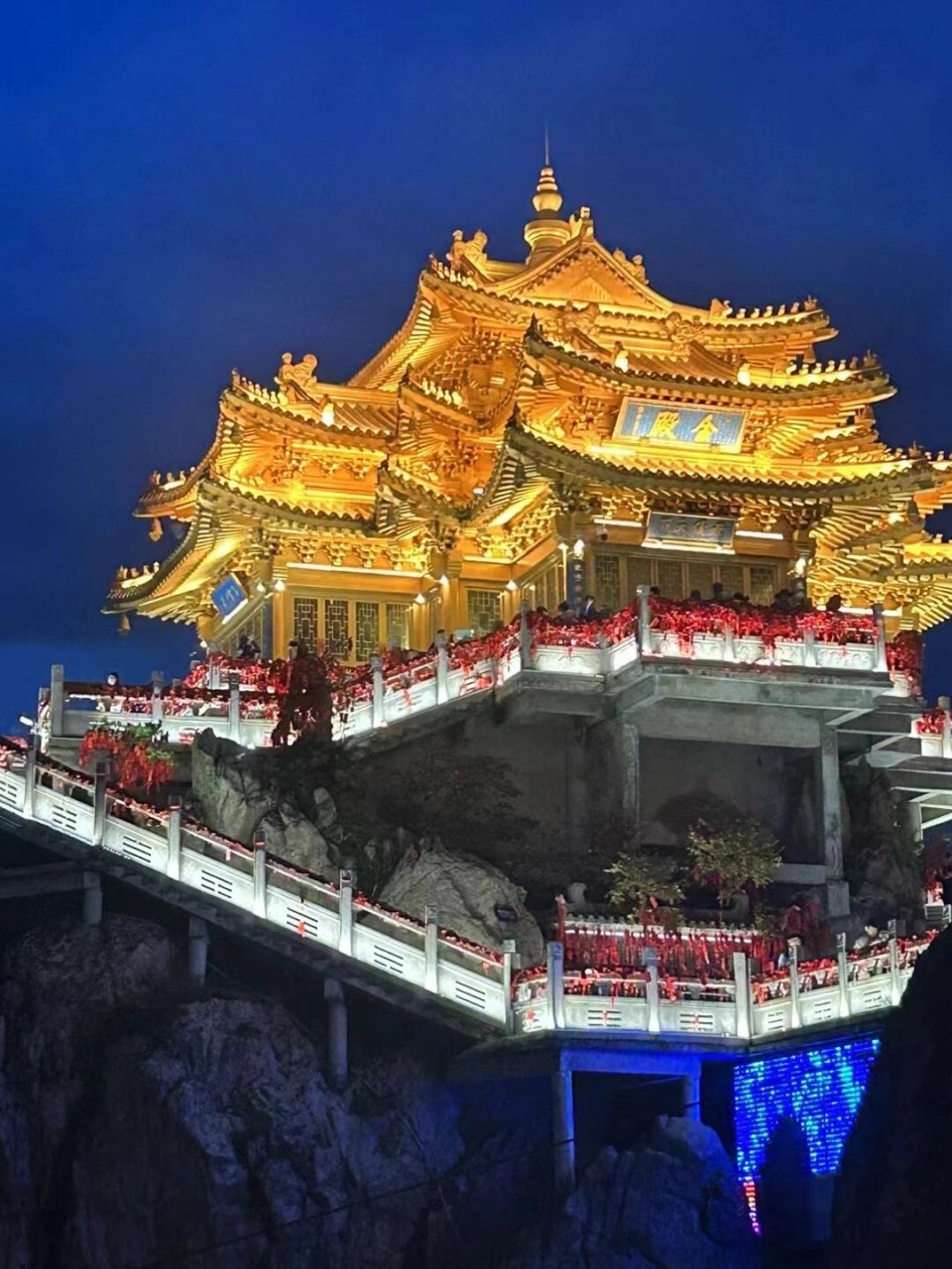 老君山亮灯时间有所调整   通知: 根据天黑时间,从今天开始,金顶灯光