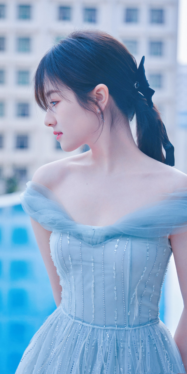 李兰迪蓝色一字肩流苏长裙造型壁纸写真