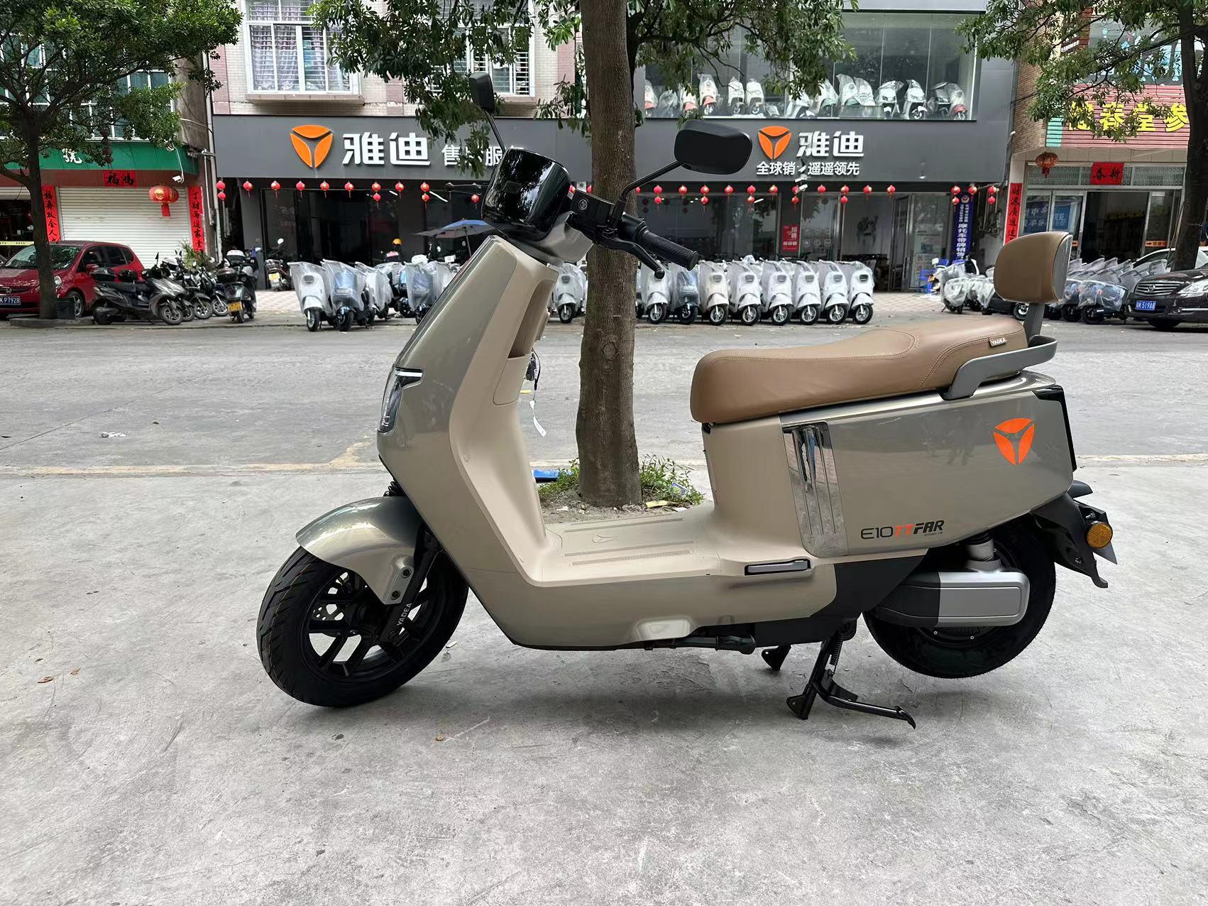 雅迪路虎上线, 前面彩用同款格栅式大灯, 后面同款尾灯, 双侧鲨鱼鳃