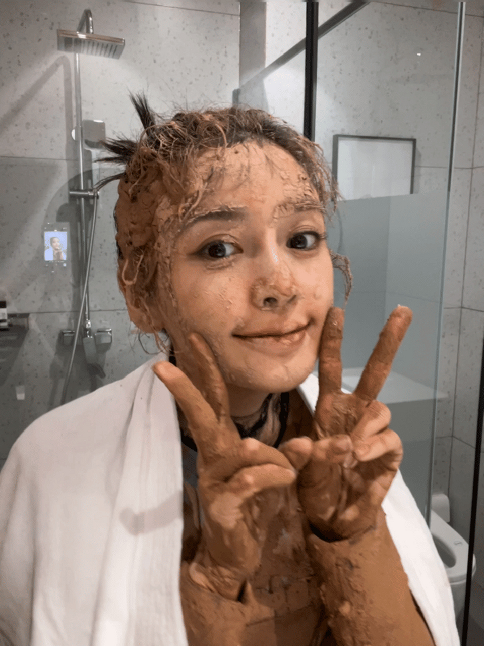 不会吧不会吧,真有人从泥潭里爬出来还这么好看的啊!