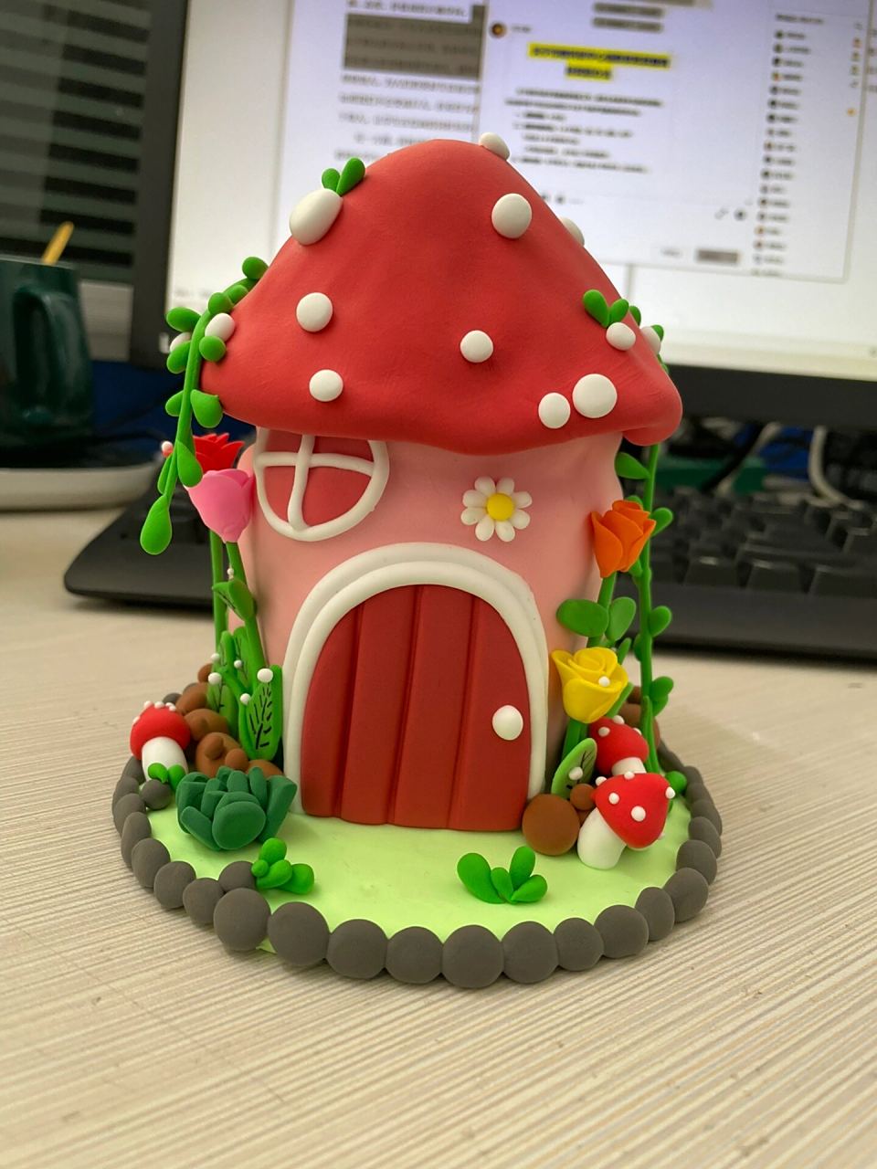 彩泥小房子 一个又比又扁的丑瓶子,忘了拍个照,改造成了一个漂亮的小