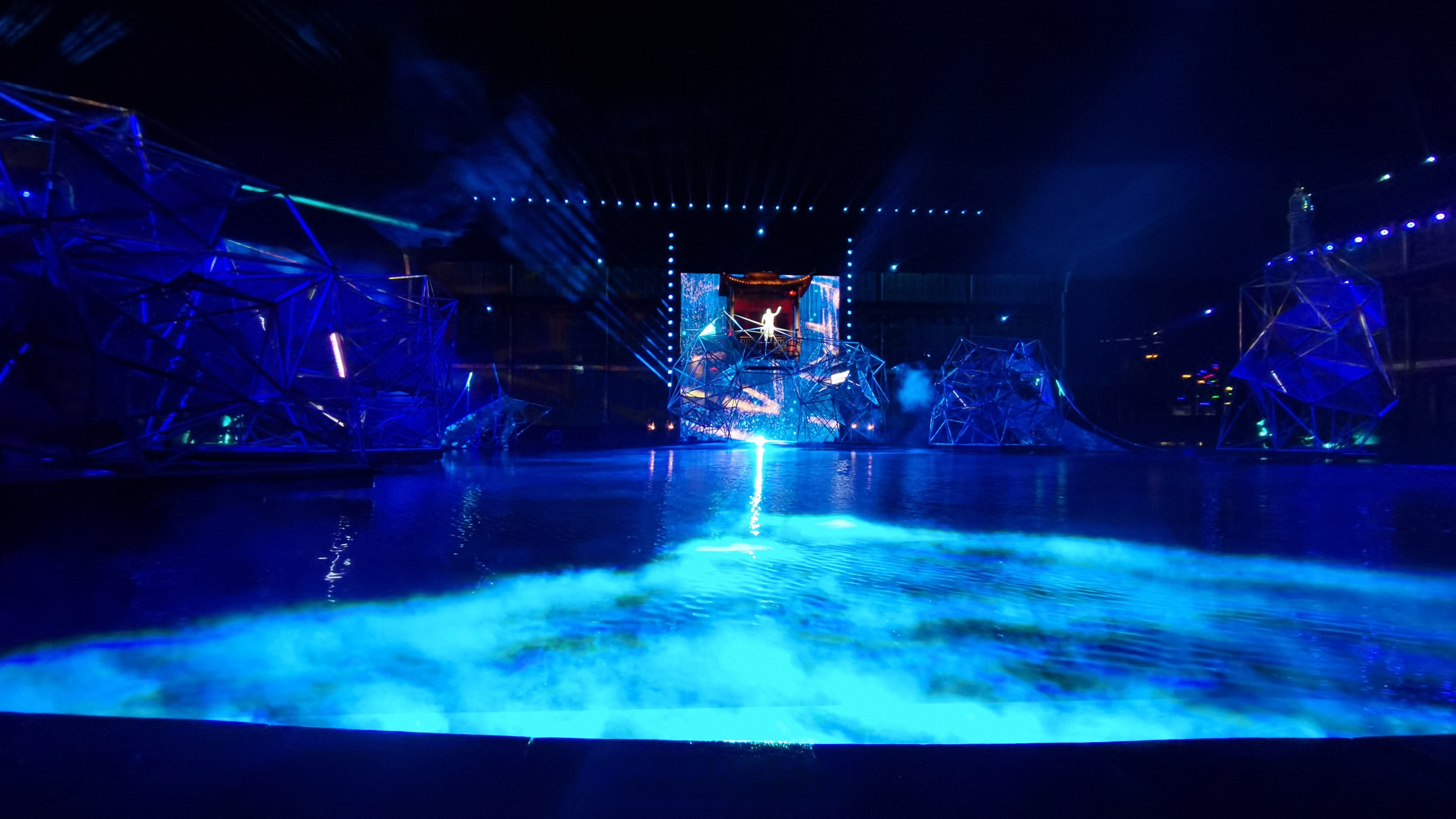 【国内首个滨海场景演艺秀"渔光之城"在石浦海峡广场举行迎亚运专场试