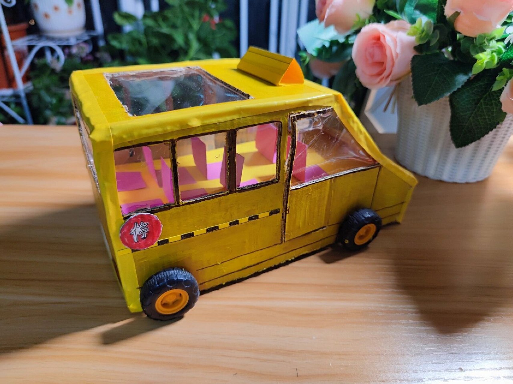 幼儿园手工_废旧纸箱做小汽车啦 幼儿园要求用家里的废旧纸箱做生活中