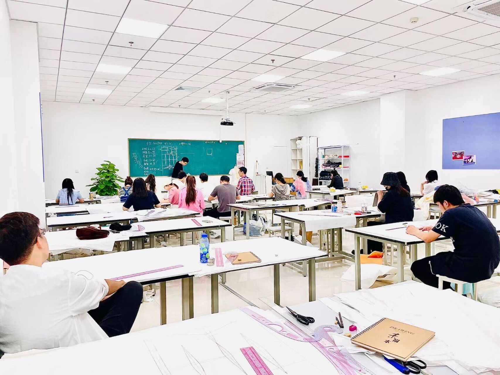 杭州圣玛丁服装设计艺术学院 中秋节回来的第一堂课 学习如逆水行舟