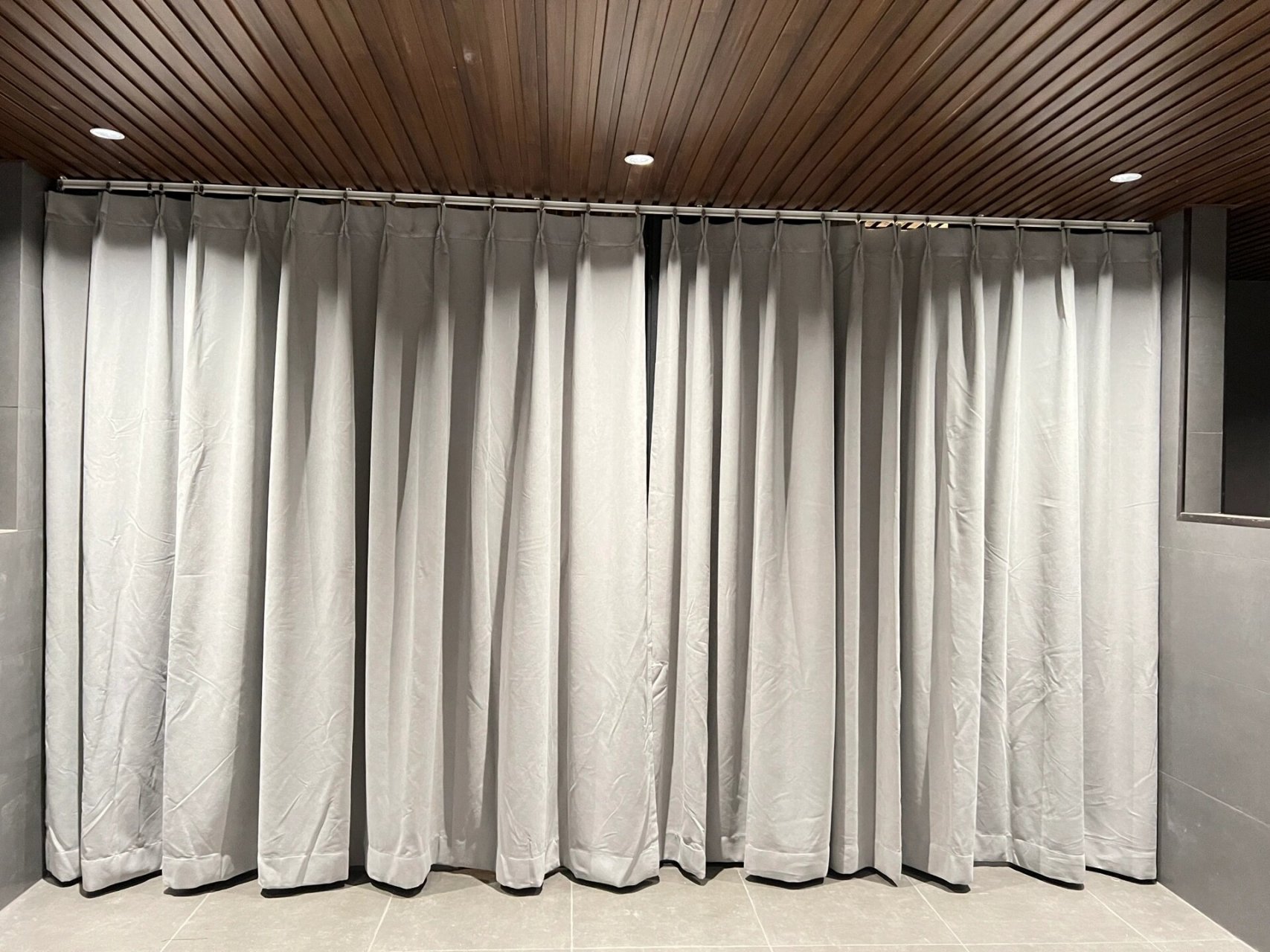 亲测窗帘高温定型与不定型的差别 前两张图是没定型的效果,本来是全屋