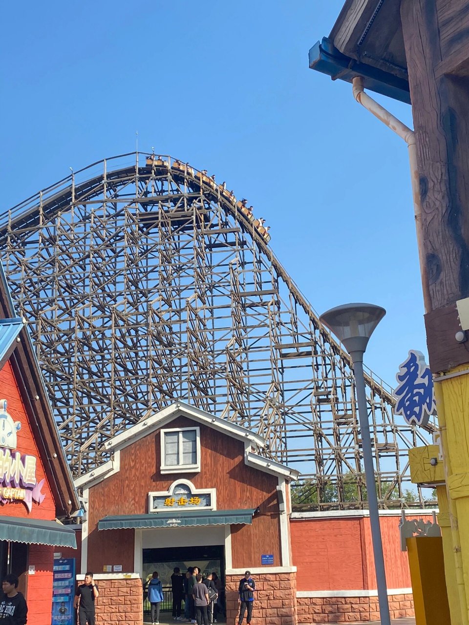 天津峡湾飞龙 天津欢乐谷峡湾飞龙车厢也太小了! 上去就感觉很挤 坐过