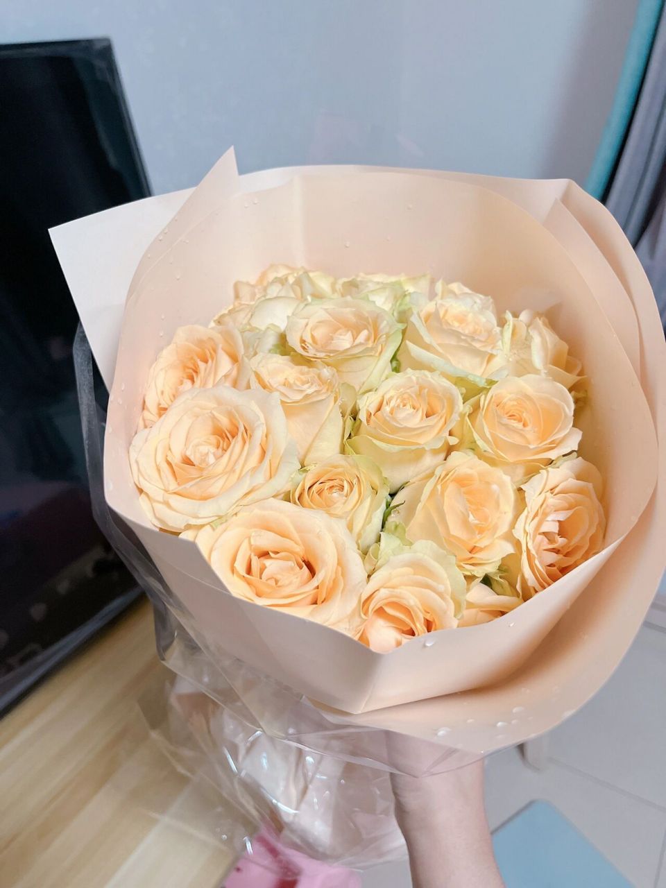 关于老公七夕节送了一束黄玫瑰 今天七夕,结婚几年从来没过过节, 昨天