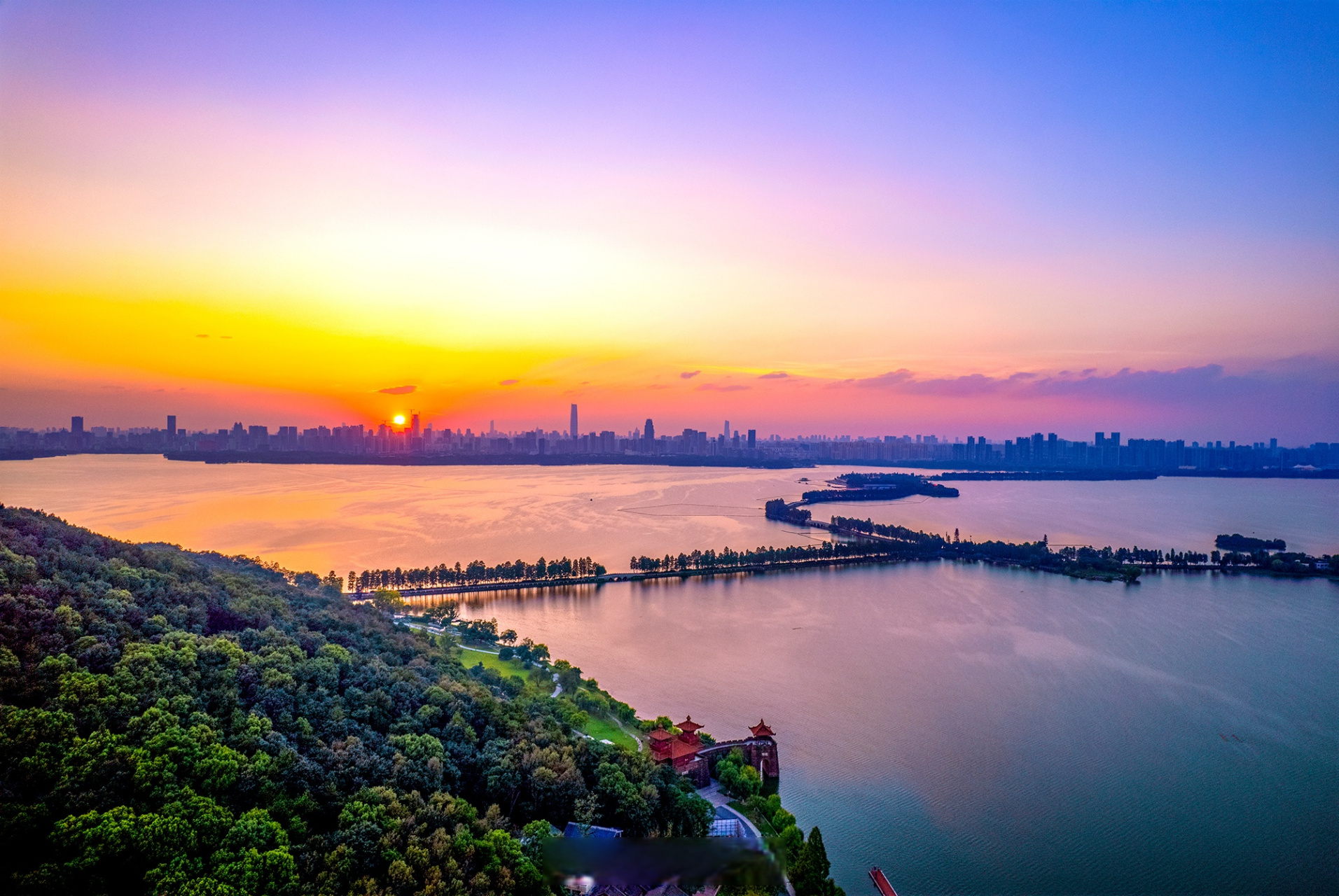 总面积82平方公里的大东湖,从破晓到暮夜,不一样的时间,有不一样的