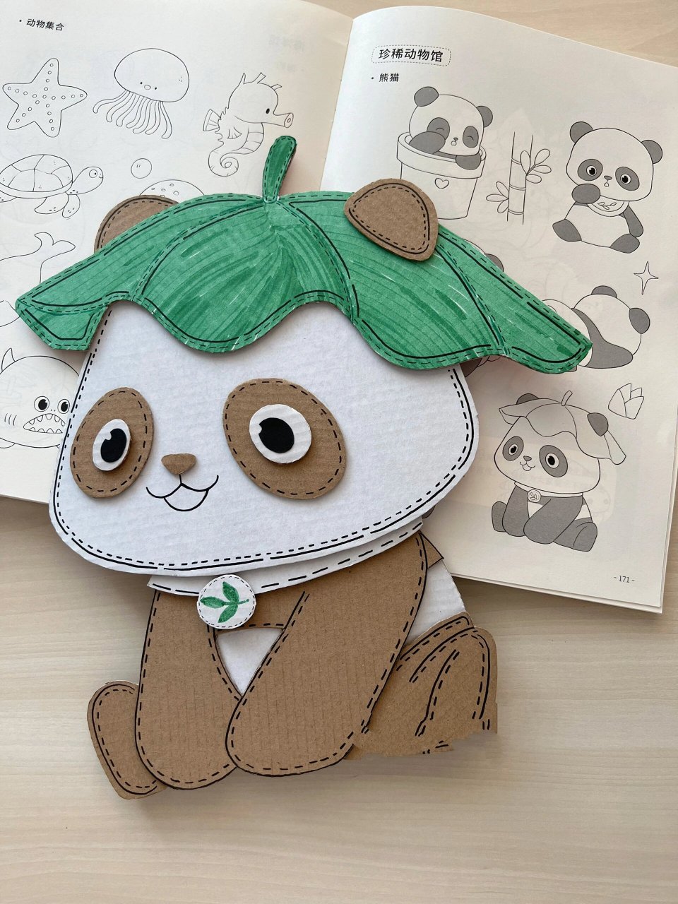 环保创意手工|纸皮装饰画《大熊猫94》 炎热的夏天,大熊猫94也在