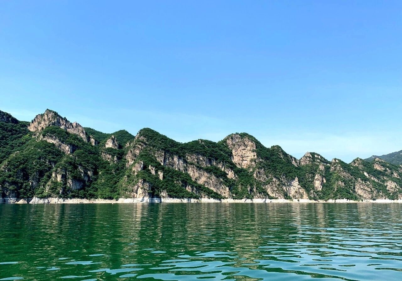 十里画廊 十里画廊位于潘家口水库,是让我觉得很惊奇的一个山水风光像