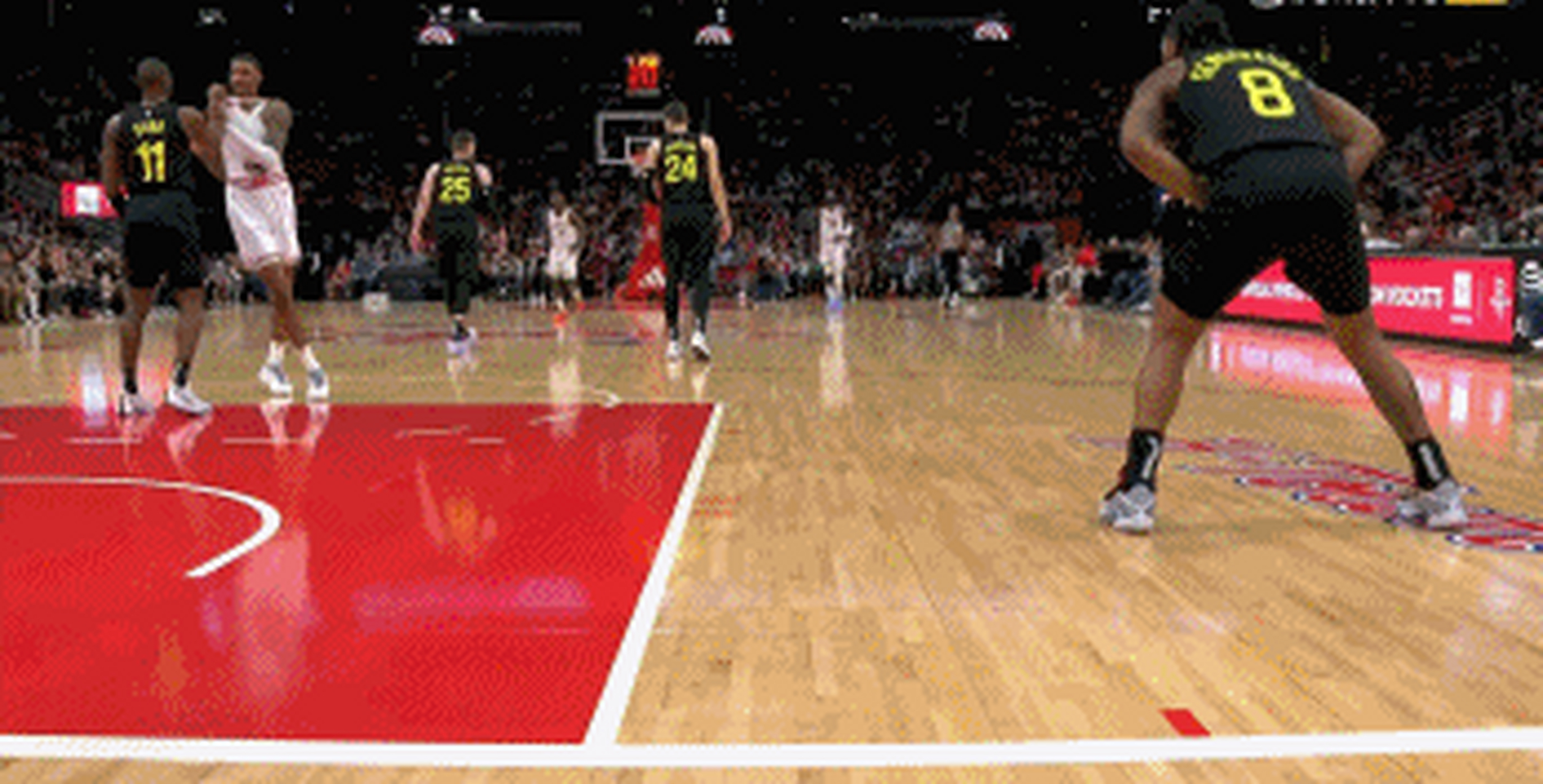 邓恩和小史密斯由推搡变成互相抡拳,虽然一下没打着,但具有攻击性动作