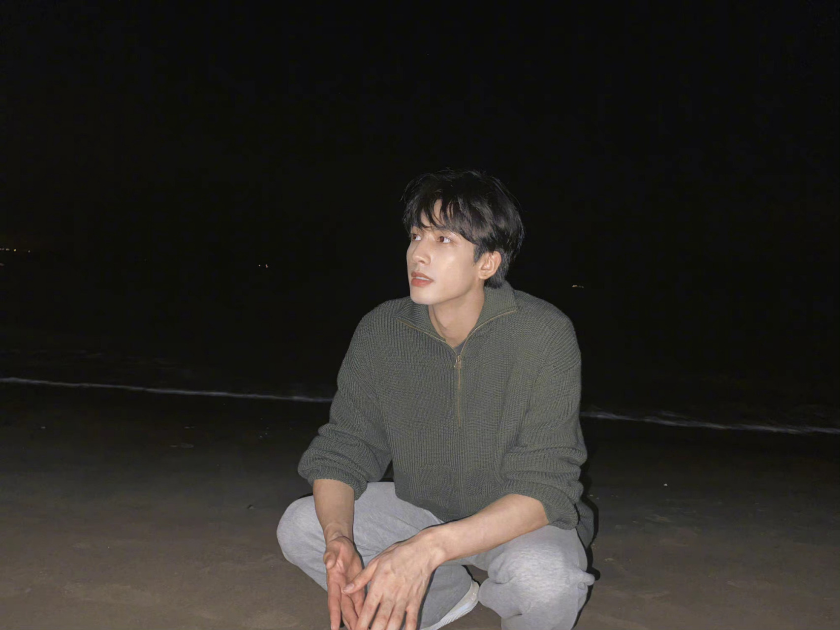 宋威龙晒海边随拍#不得不说 龙龙的背影真的很帅 感觉回头可以迷党缮