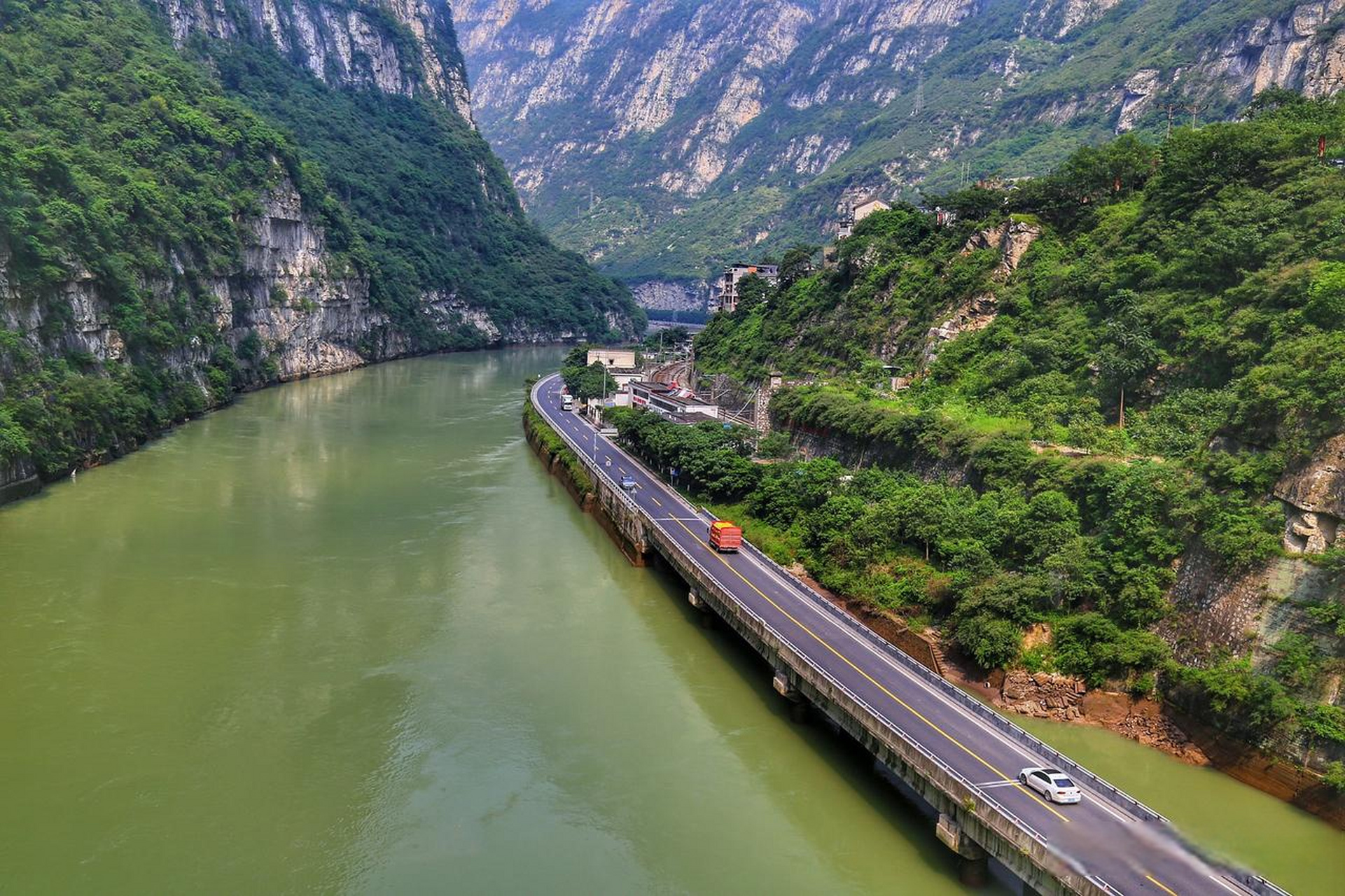 成昆线美景 金口河大峡谷形成于6亿年前,地跨四川省乐山市金口河区