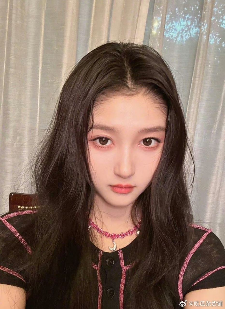 关晓彤的发际线怎么了# 关晓彤今日直播预告图96这发际线真的亮眼