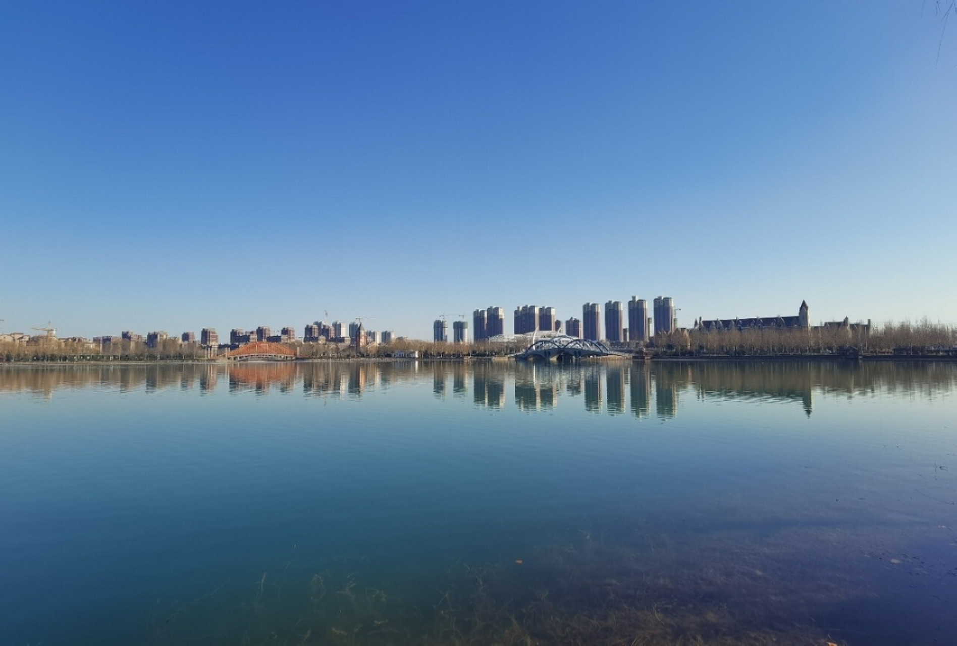 新乡平原新区 —— 凤湖 17号刮了一整天大风,18号终于风停了,天空