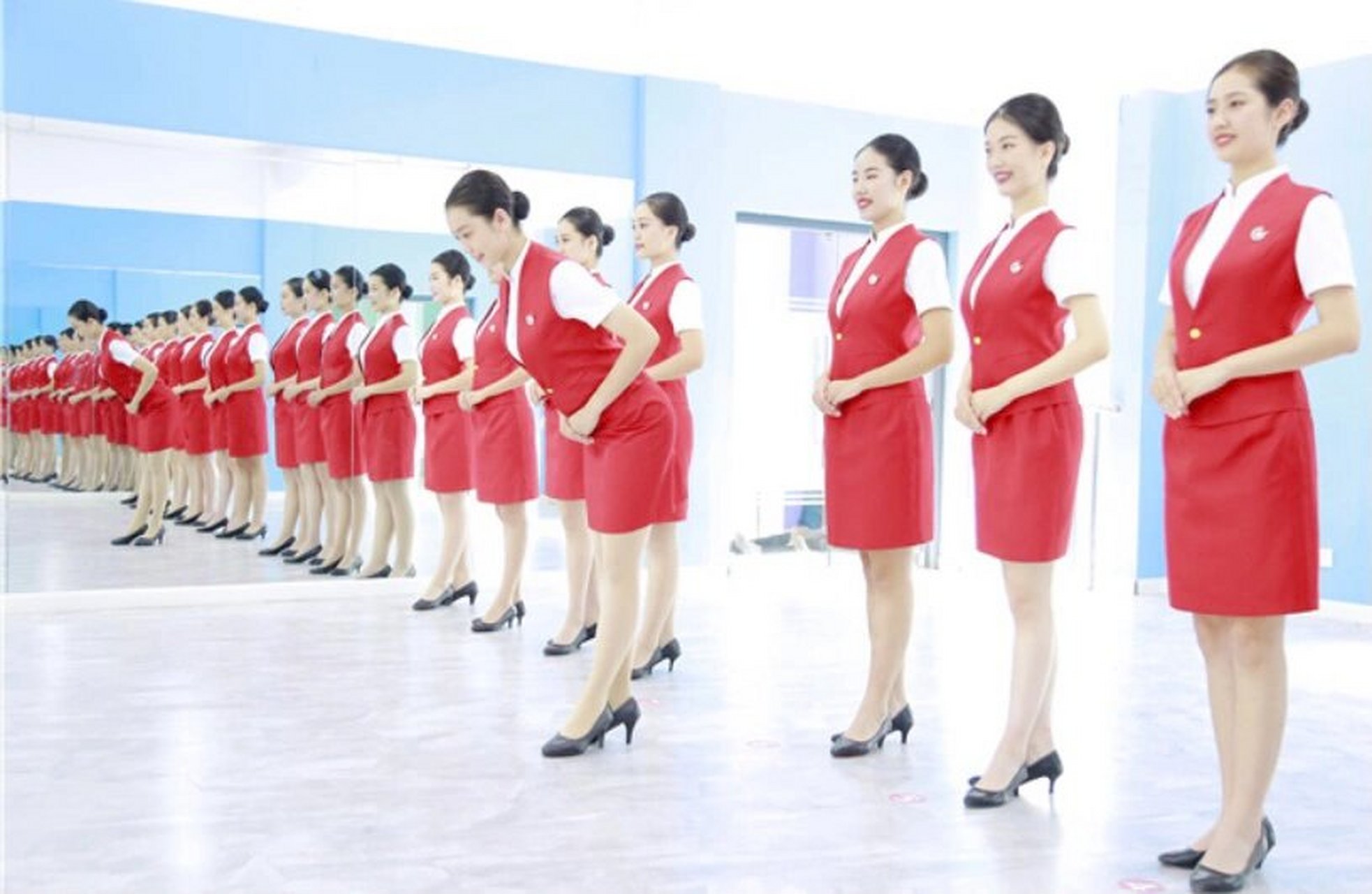 空乘面试|站姿篇 94空乘面试礼仪不仅是看学员们的仪表和仪态,更是