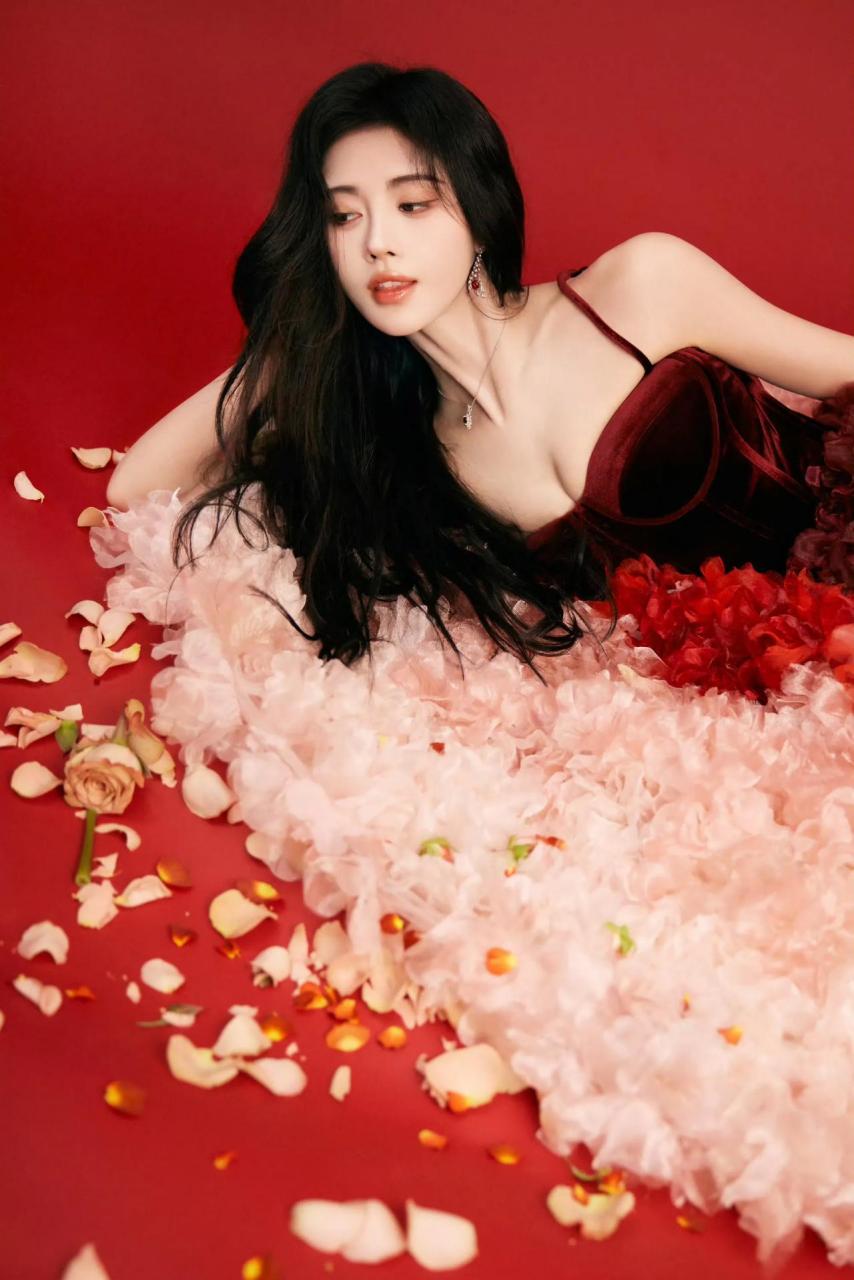 鞠婧祎红丝绒裙,性感优雅又浪漫,美的让人窒息!