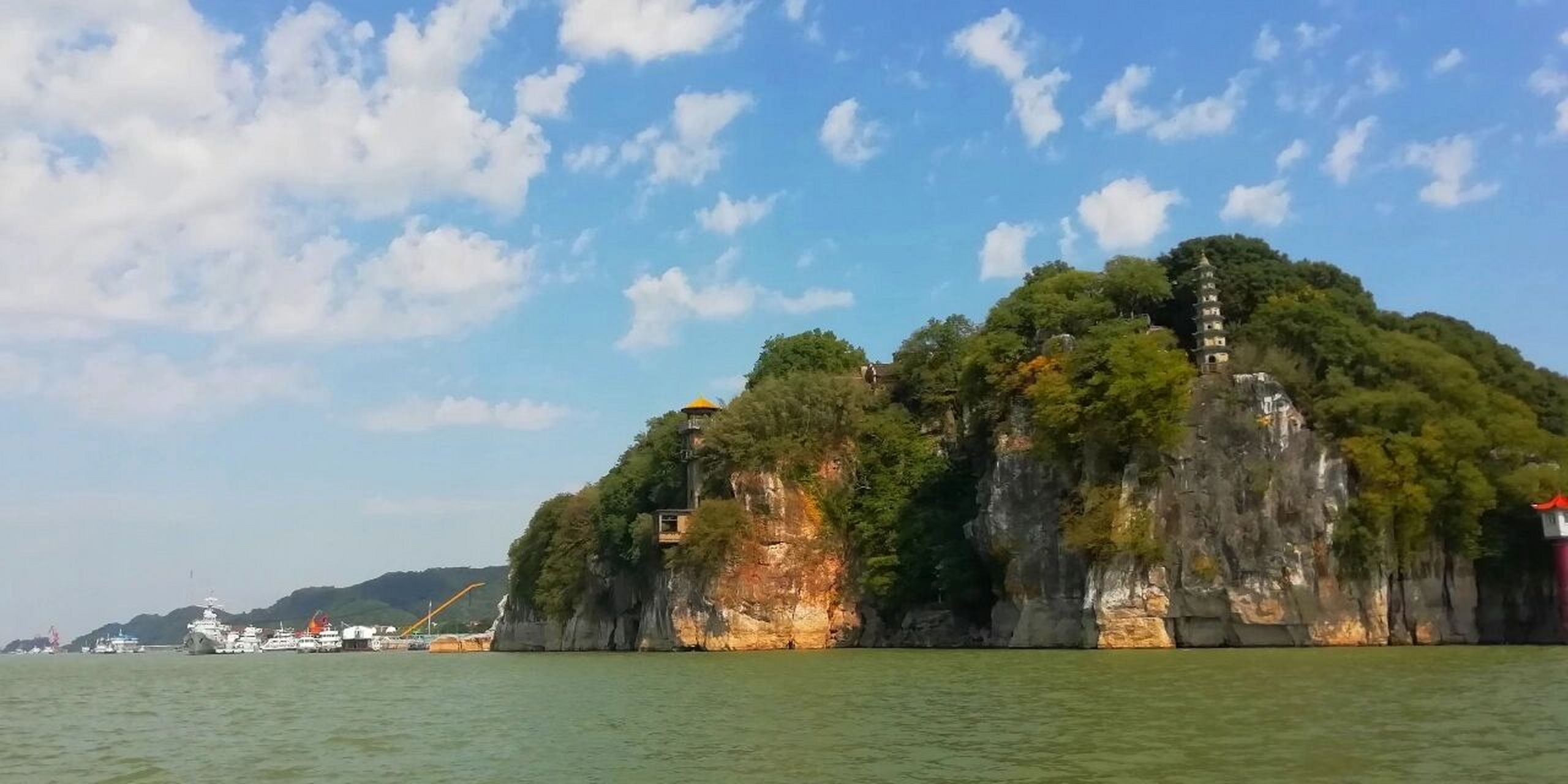 走进湖口石钟山 湖口县的长江边上有两座怪山,一座曰鞋山岛.