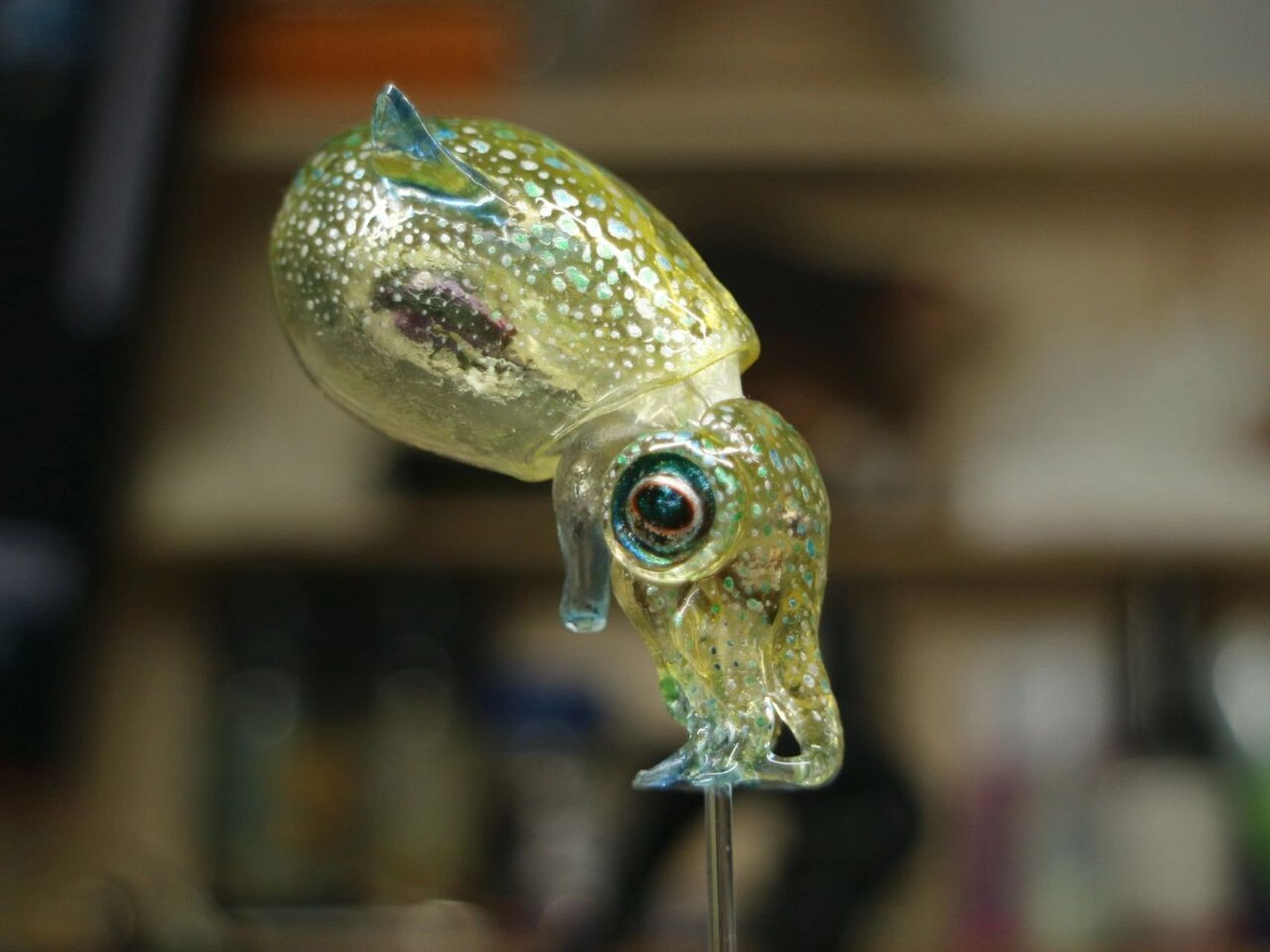 把透明材质的乌贼优点显露无疑,这看起来是一款小的作品,其实结构非常