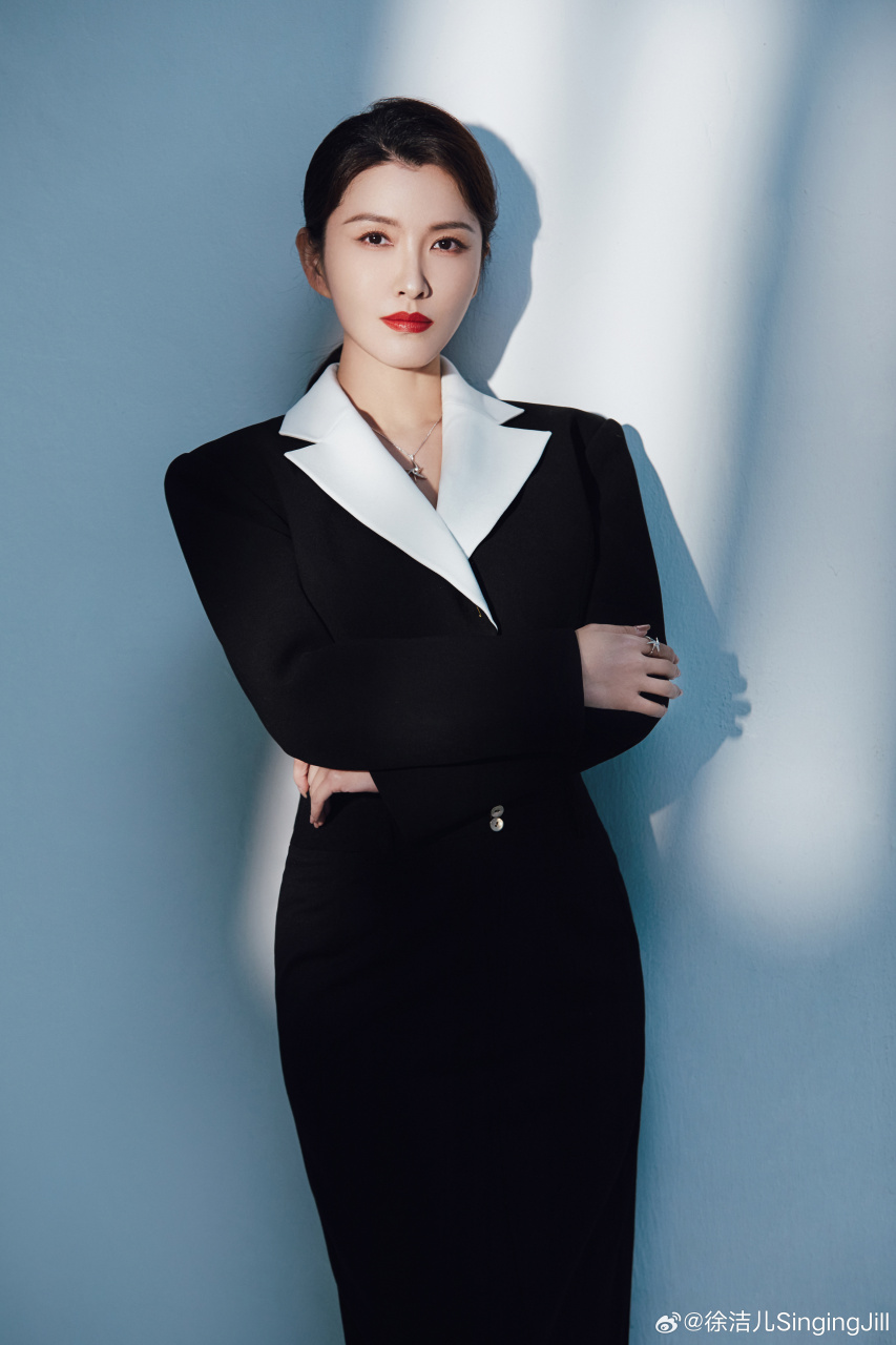 来一组秦虹同款职场写真 感受虹姐的气势如虹,与沉静似水#电视剧执行
