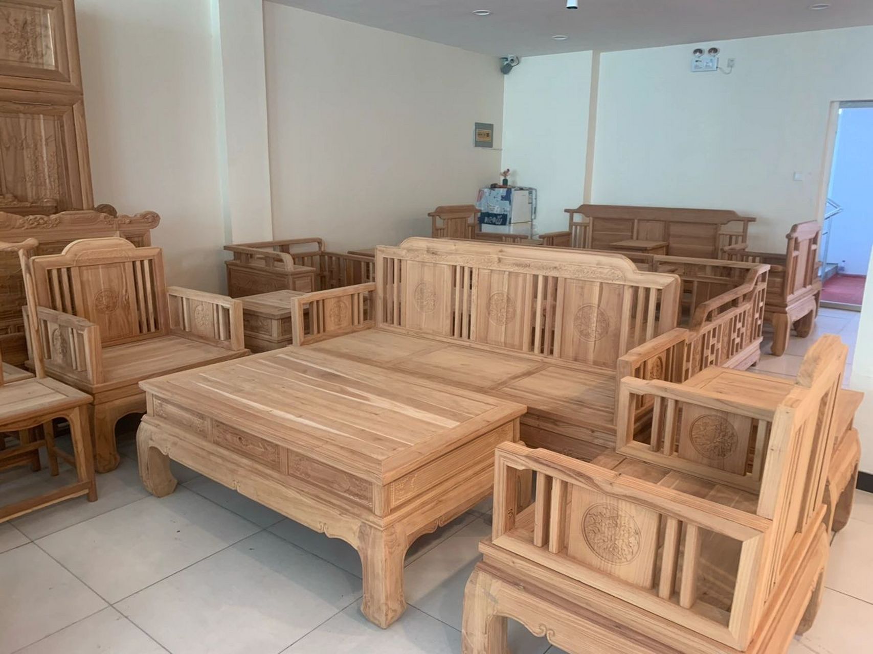 香椿木的老板台餐桌,沙发,没做漆颜色可定 香椿木的家具会有淡淡的