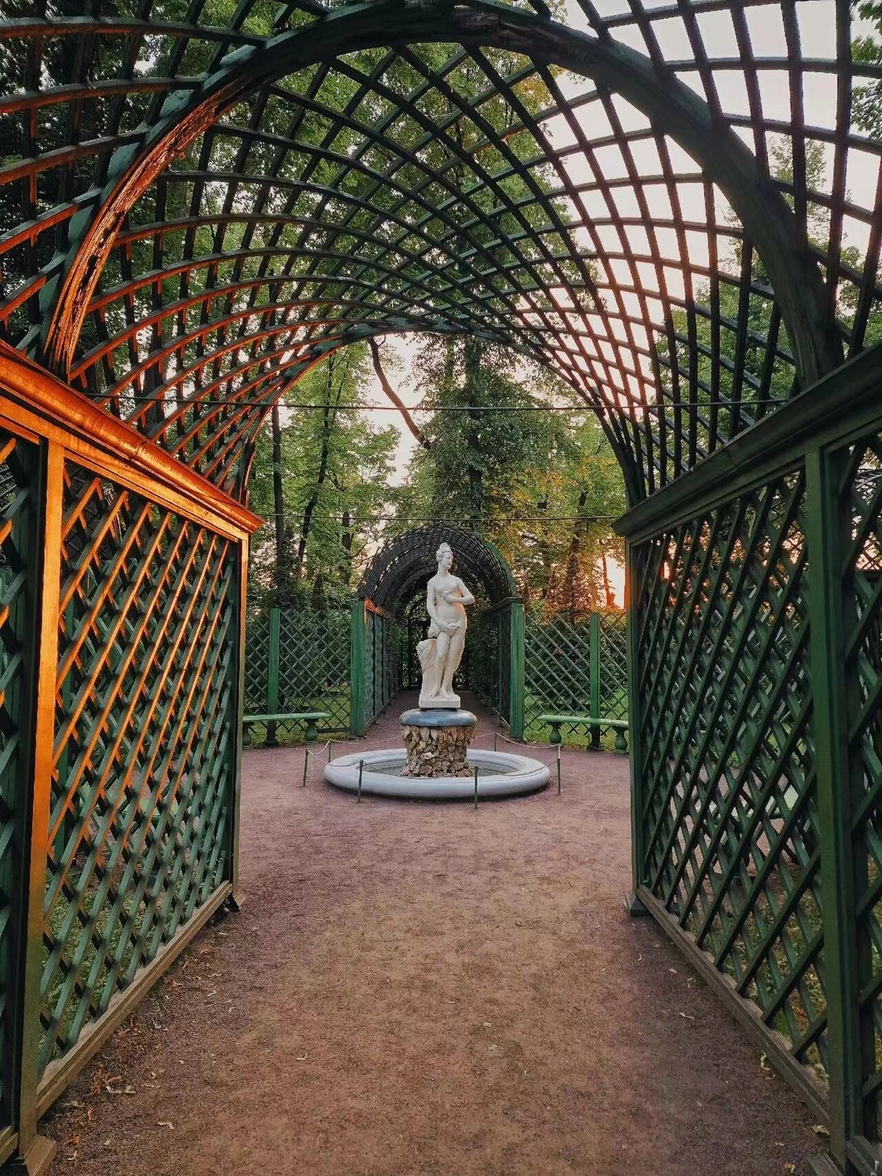 夏园 99夏园位于圣彼得堡一个由丰坦卡河,莫伊卡河和天鹅运河环绕的