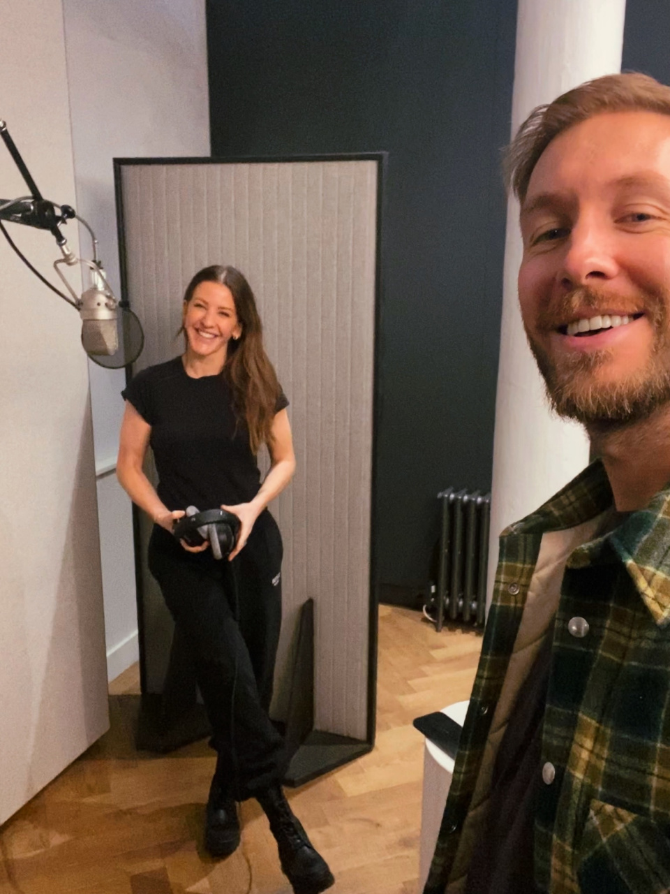 calvin harris在社交媒体晒出与ellie goulding的录音室工作合照,他们