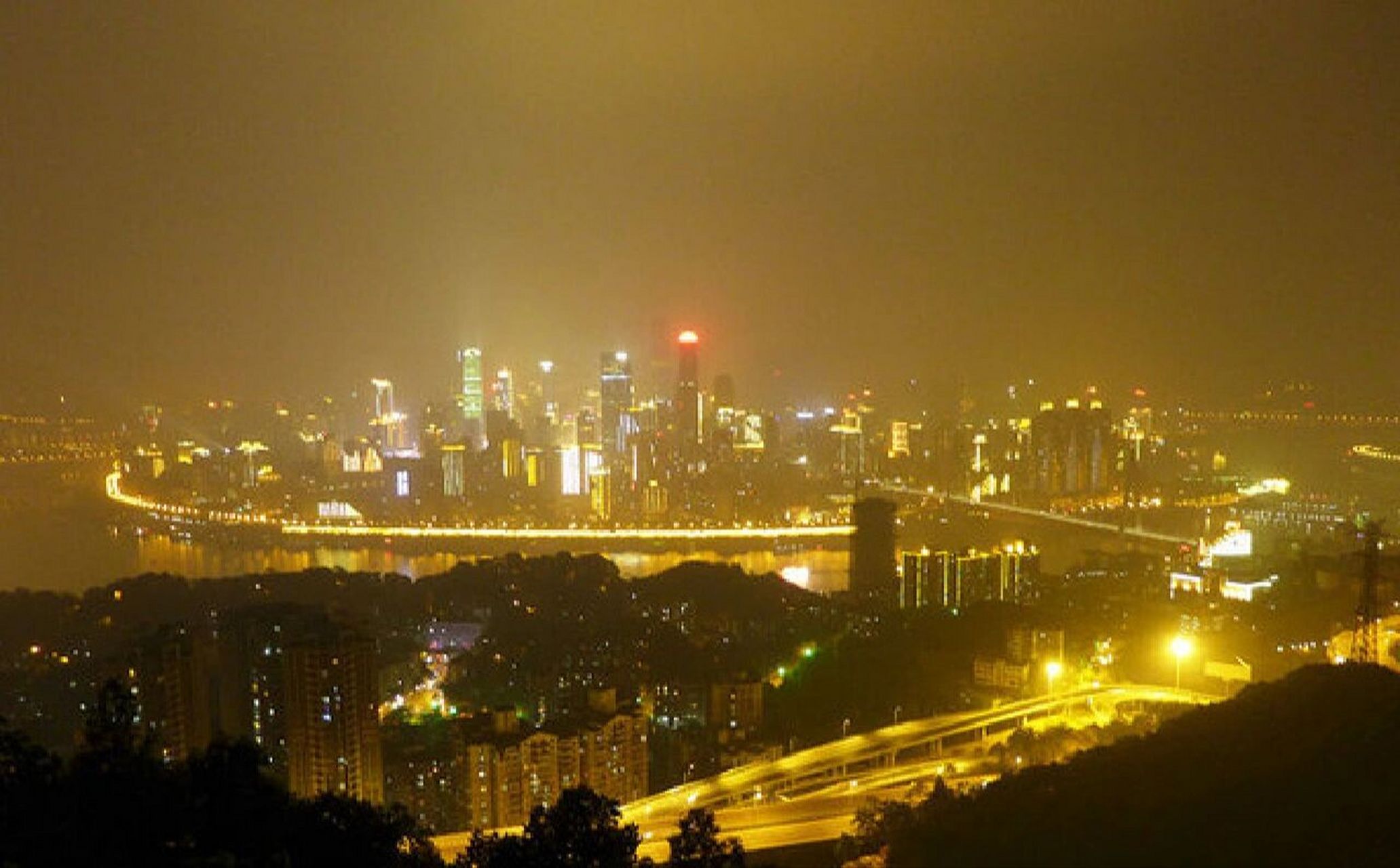 重庆最佳夜景打卡地——南山一棵树 南山一棵树是围绕着一口老黄角树